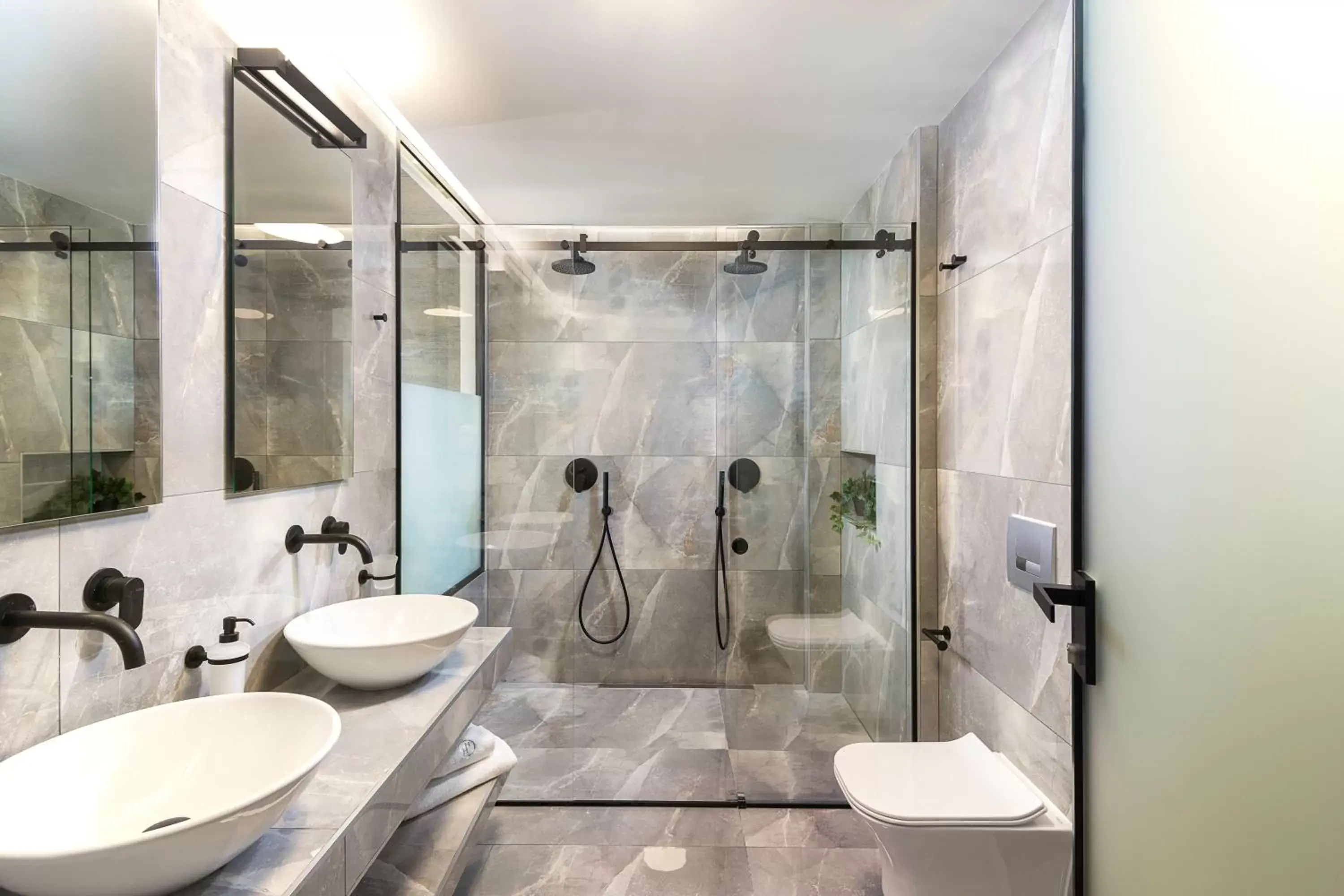 Shower, Bathroom in Heaven Hotel Thessaloniki Airport