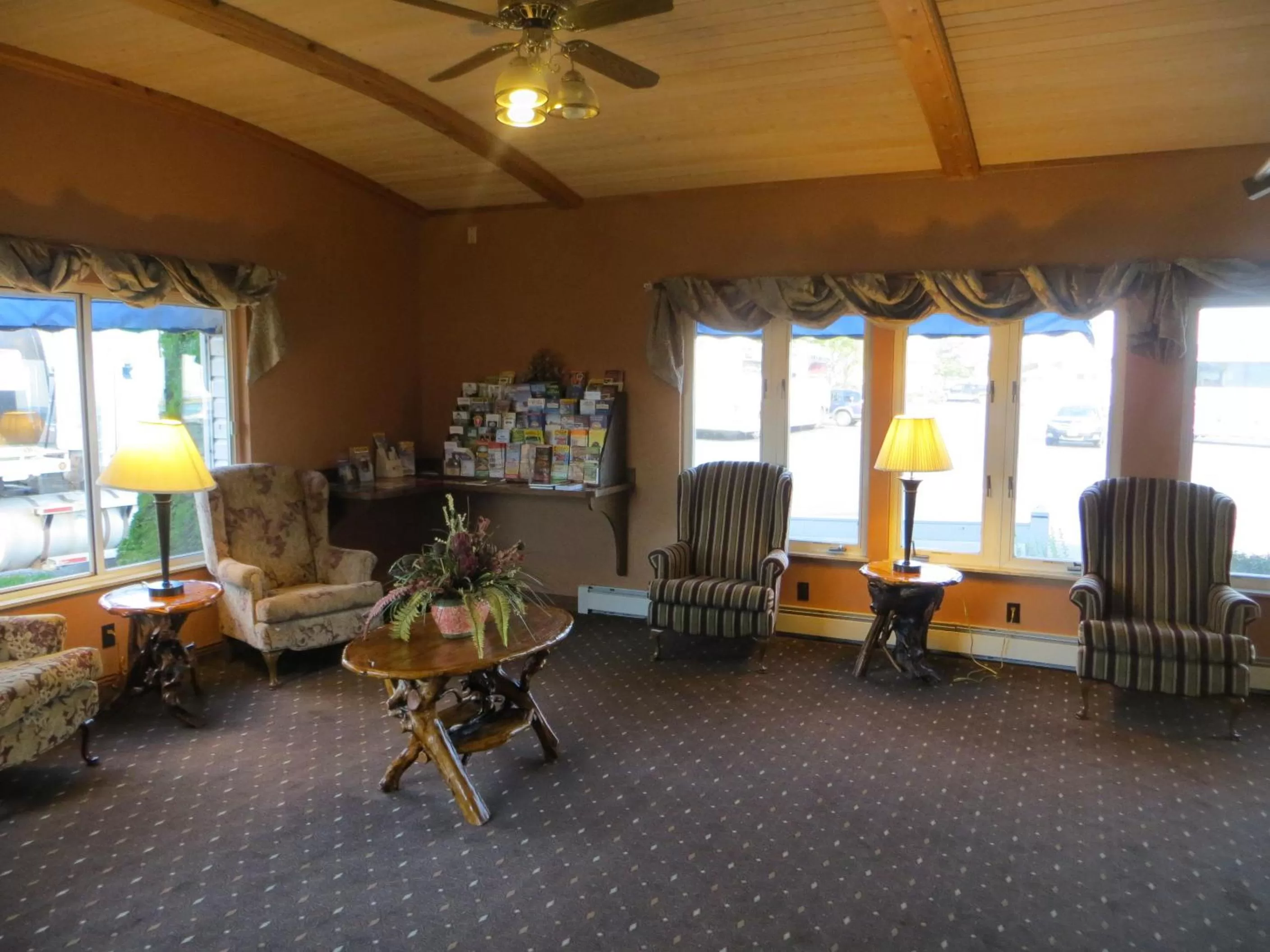 Lobby or reception in Ramada by Wyndham Mackinaw City Waterfront