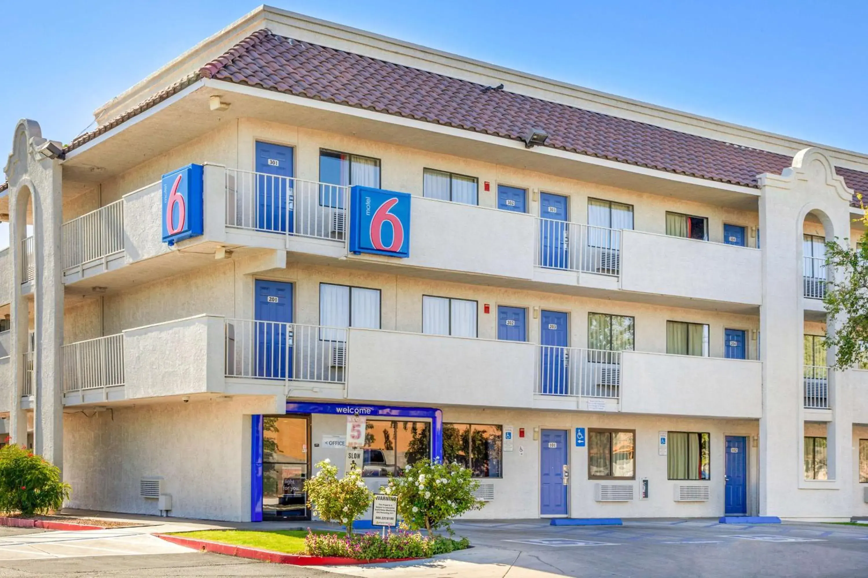 Property building, Facade/Entrance in Motel 6-Phoenix, AZ - West