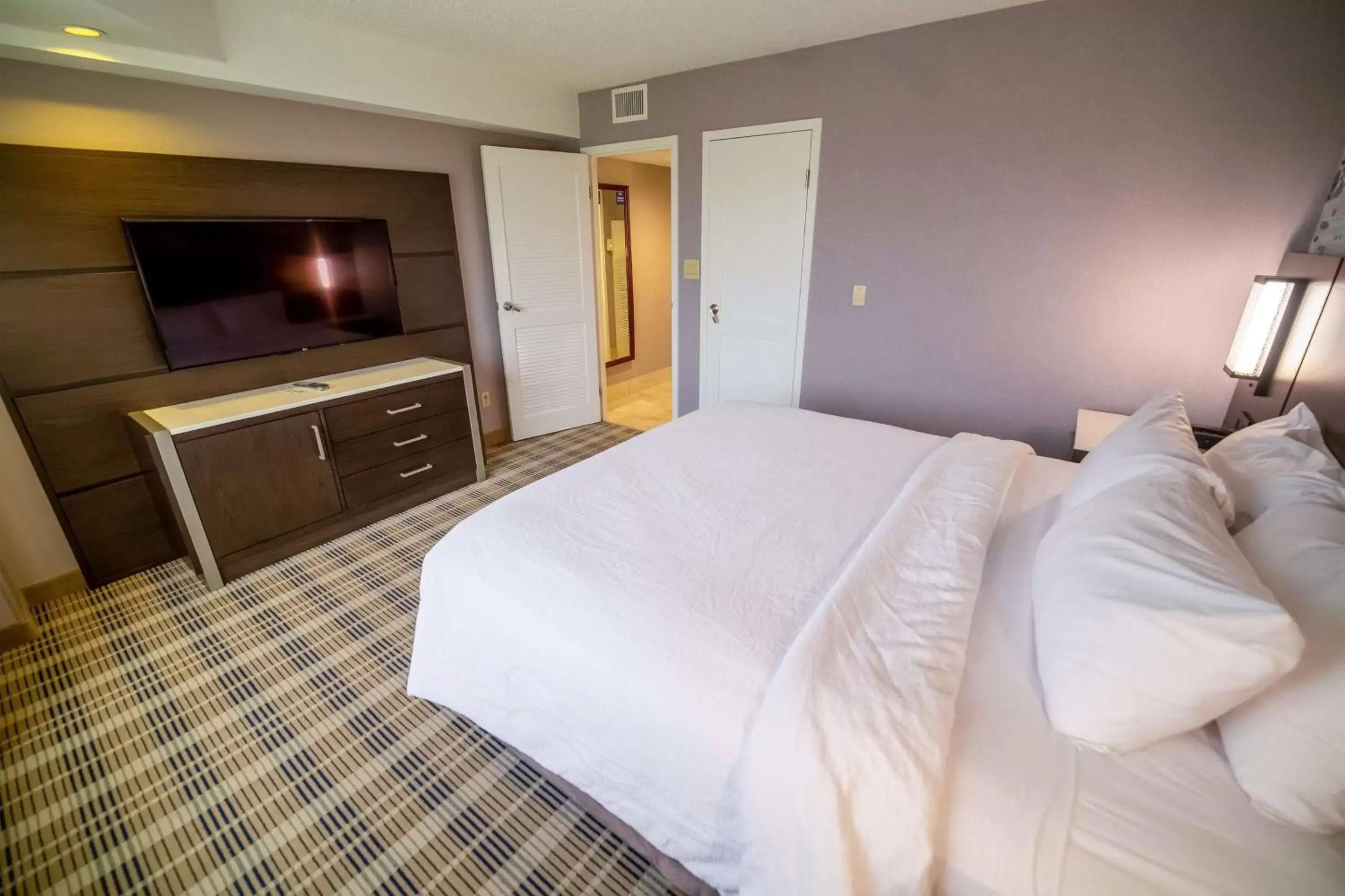 Bed in Embassy Suites by Hilton Kansas City Overland Park