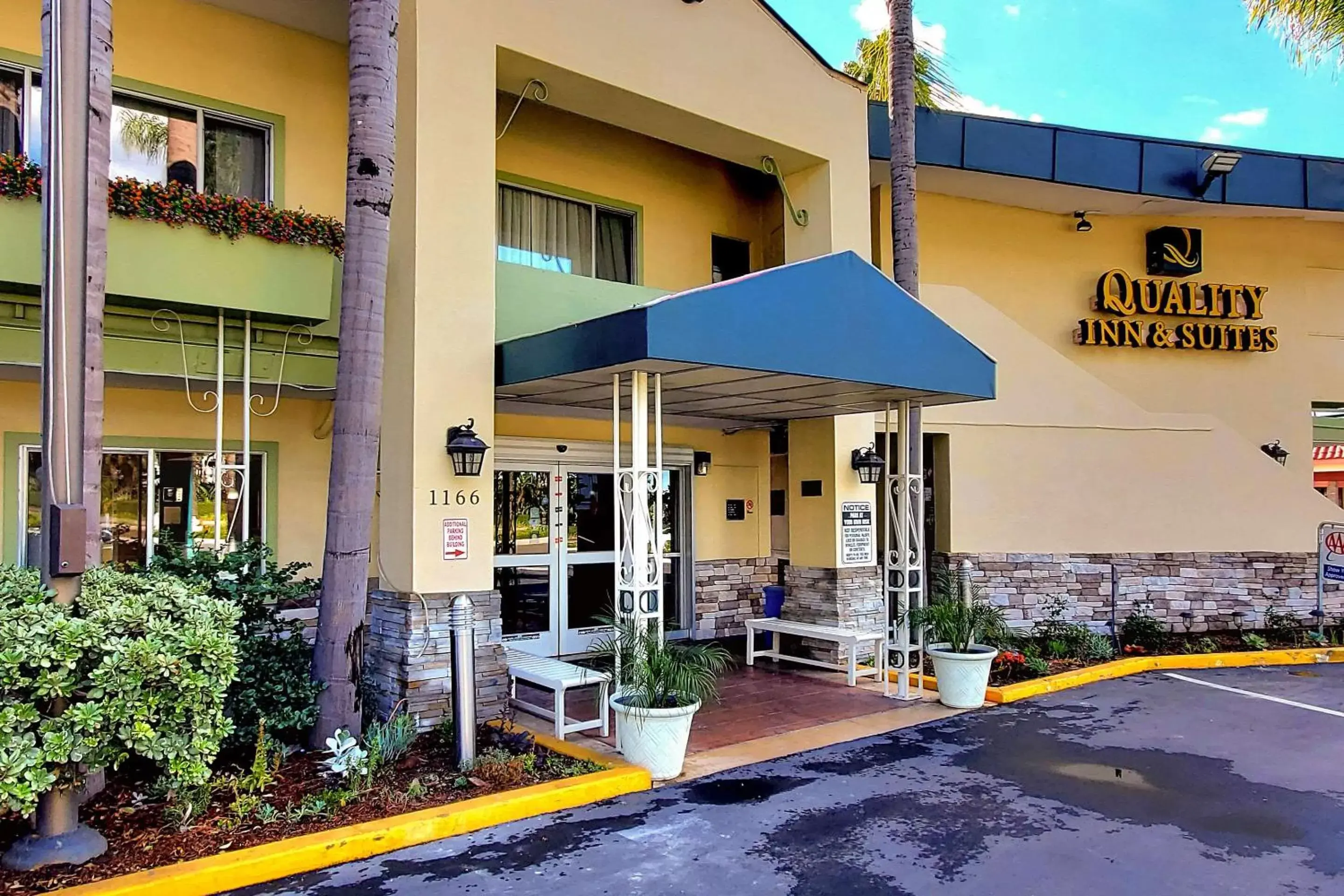 Property Building in Quality Inn & Suites Anaheim at the Park