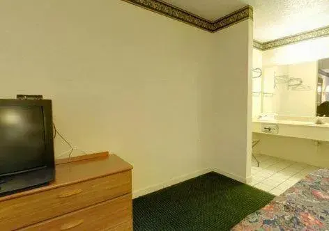 Photo of the whole room, TV/Entertainment Center in Americas Best Value Inn - Athens