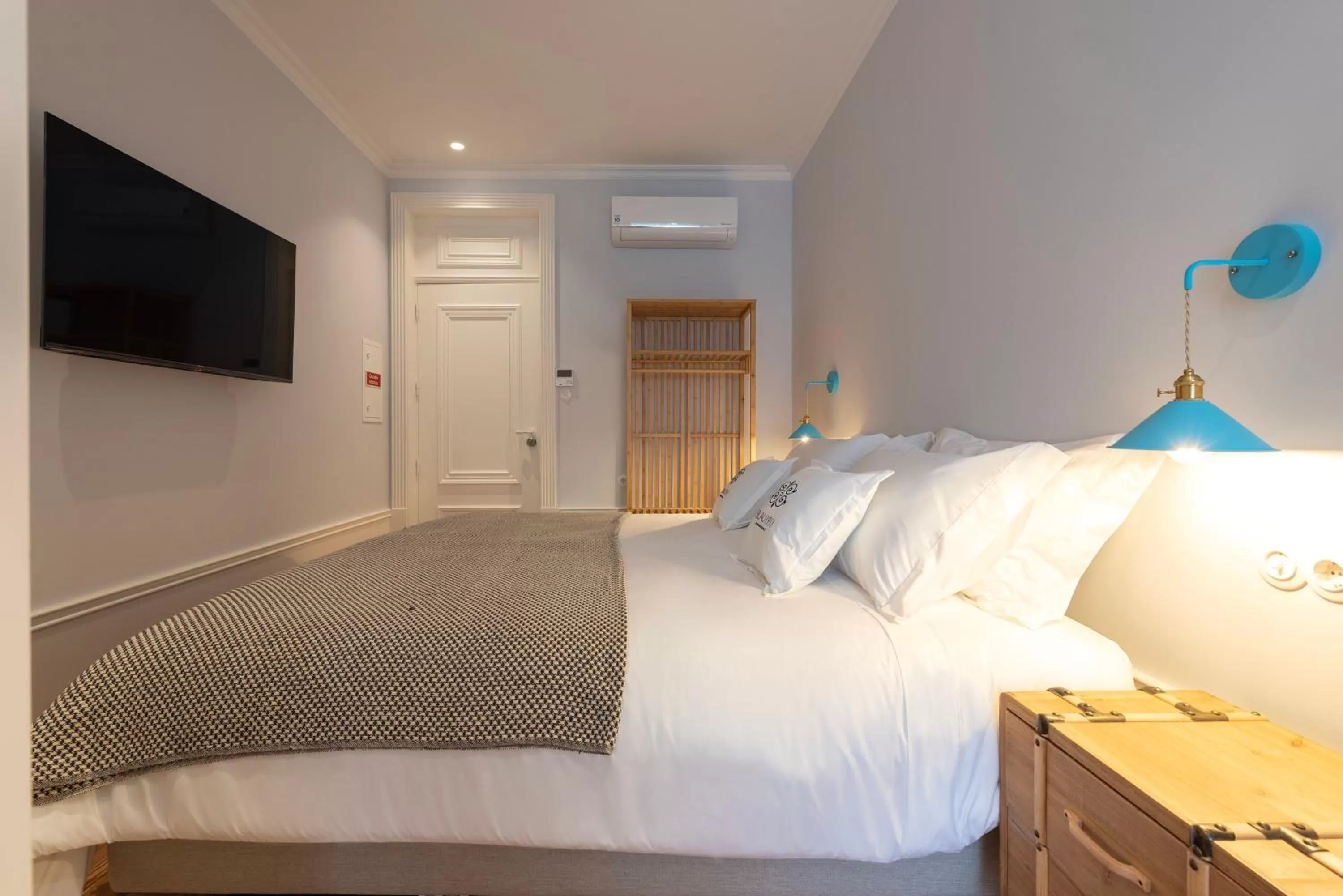 Bedroom, Bed in Blau 1911