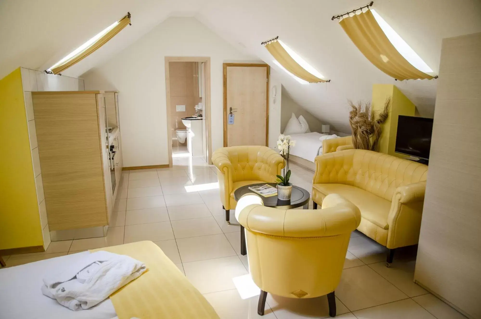 Photo of the whole room, Seating Area in Hotel du Faucon