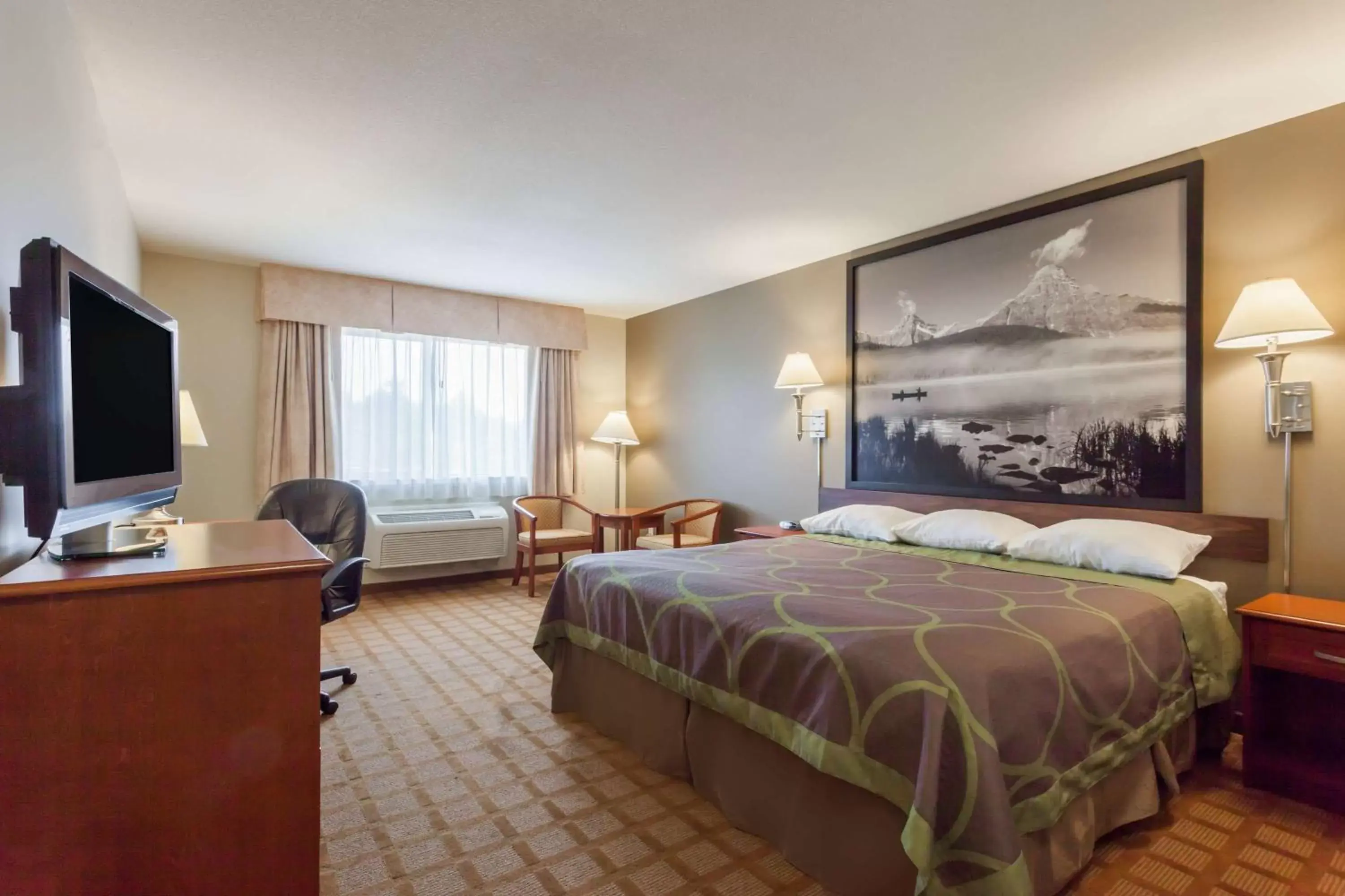 Deluxe King Room - Non-Smoking in Super 8 by Wyndham Abbotsford BC