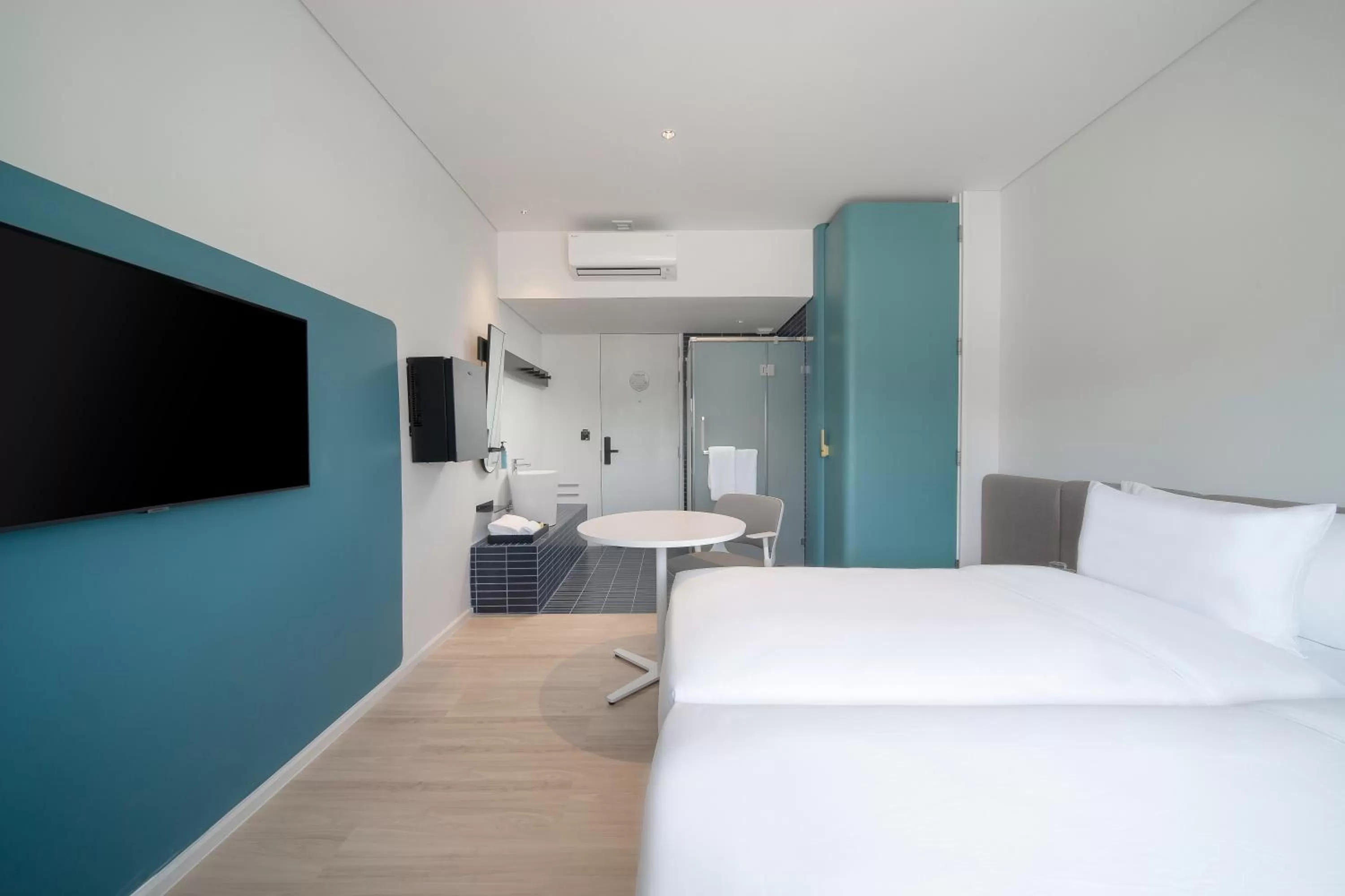 Bathroom, Bed in GO Hotel Bowin at Robinson Lifestyle Bowin