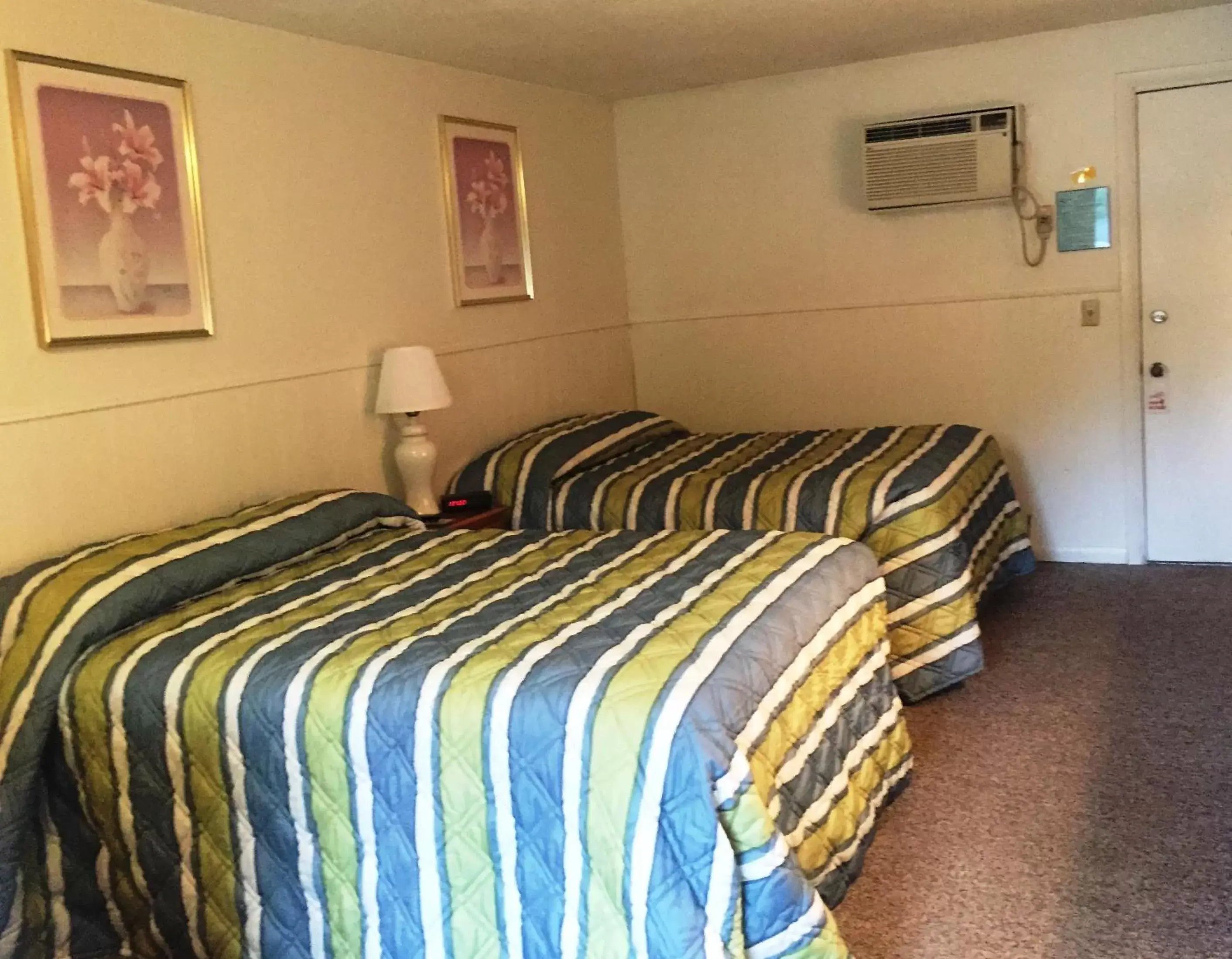 Photo of the whole room, Bed in Ne'r Beach Motel