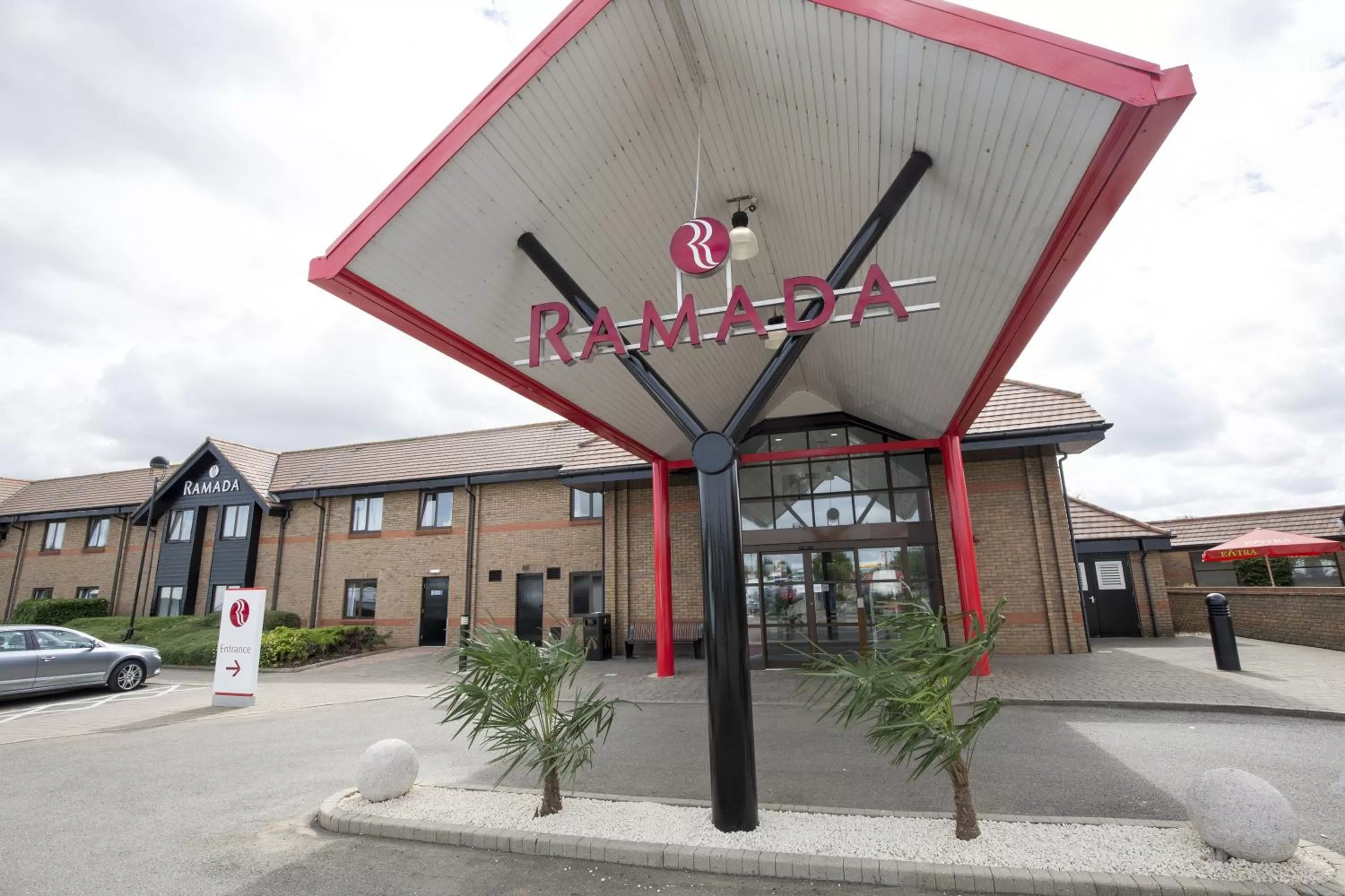 Facade/entrance in Ramada Cambridge