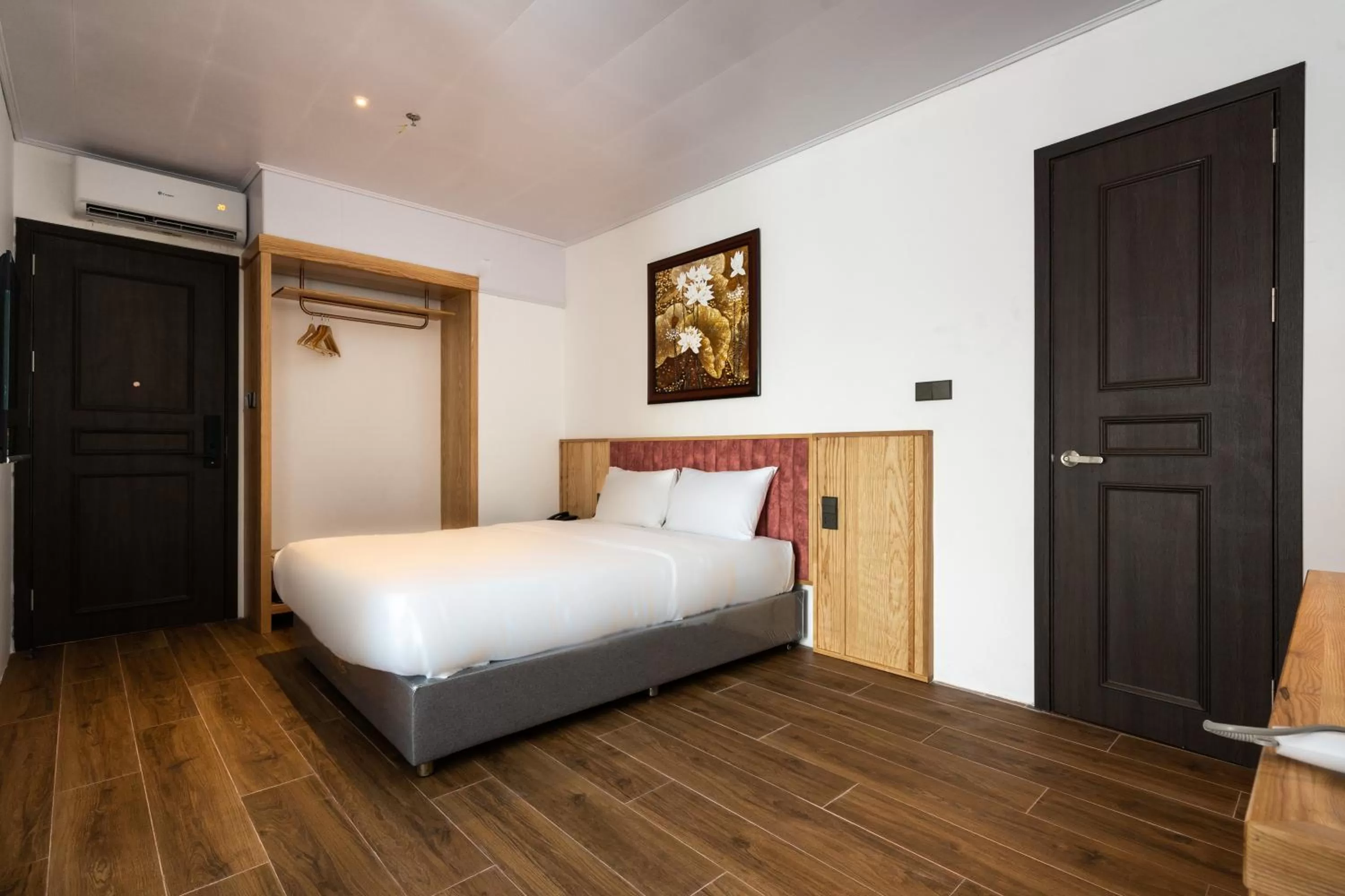 Photo of the whole room, Bed in Haven Hut Hotel