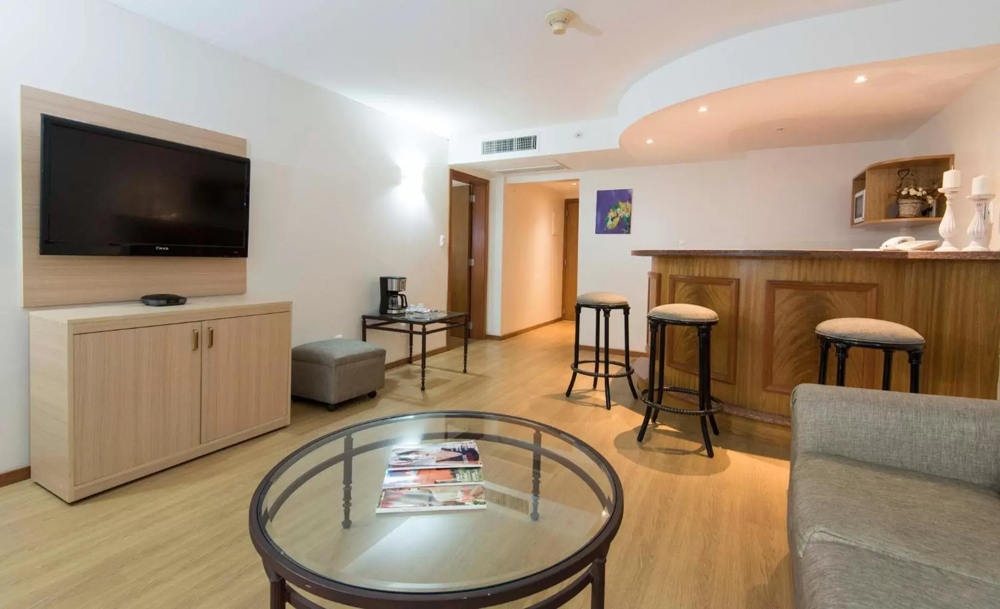 Bedroom, TV/Entertainment Center in Holiday Inn Montevideo, an IHG Hotel