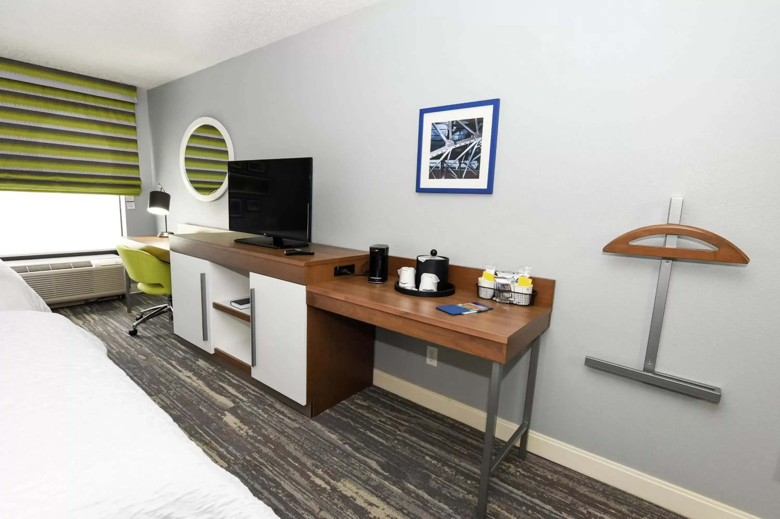 Bedroom, TV/Entertainment Center in Hampton Inn Youngstown-North