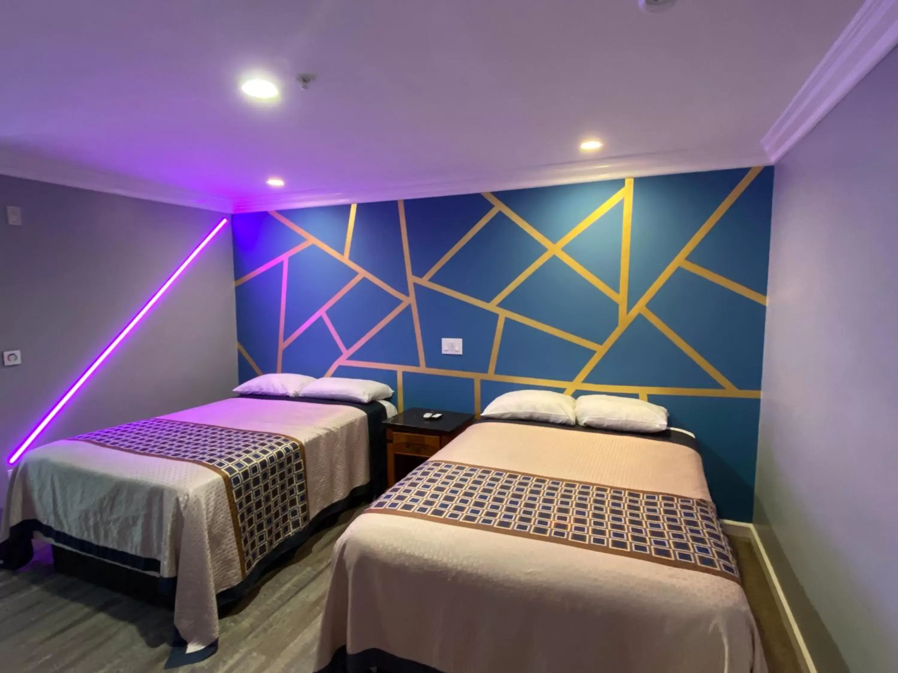 Deluxe Queen Room in ERTH INN by AGA Maywood Deluxe Queen Room in ERTH INN by AGA Maywood