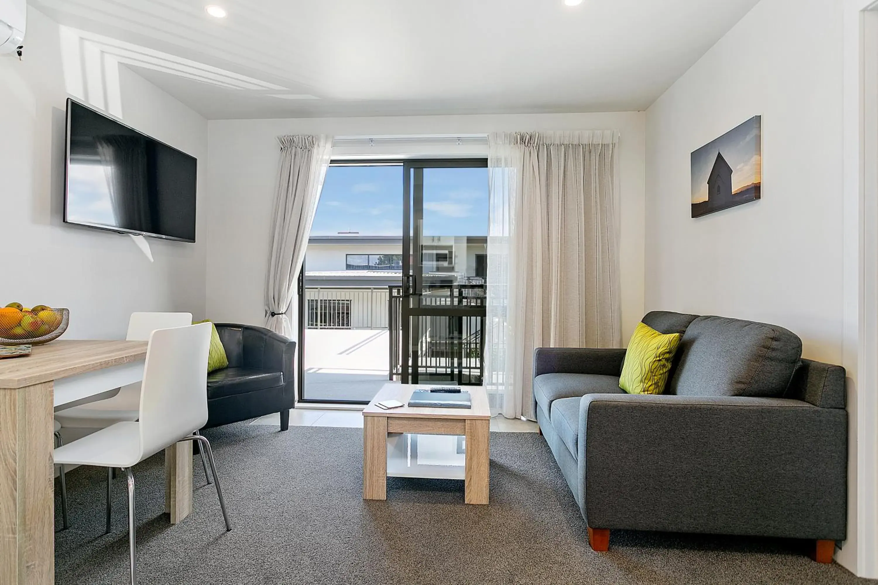 TV and multimedia, Seating Area in Acacia Lake View Motel