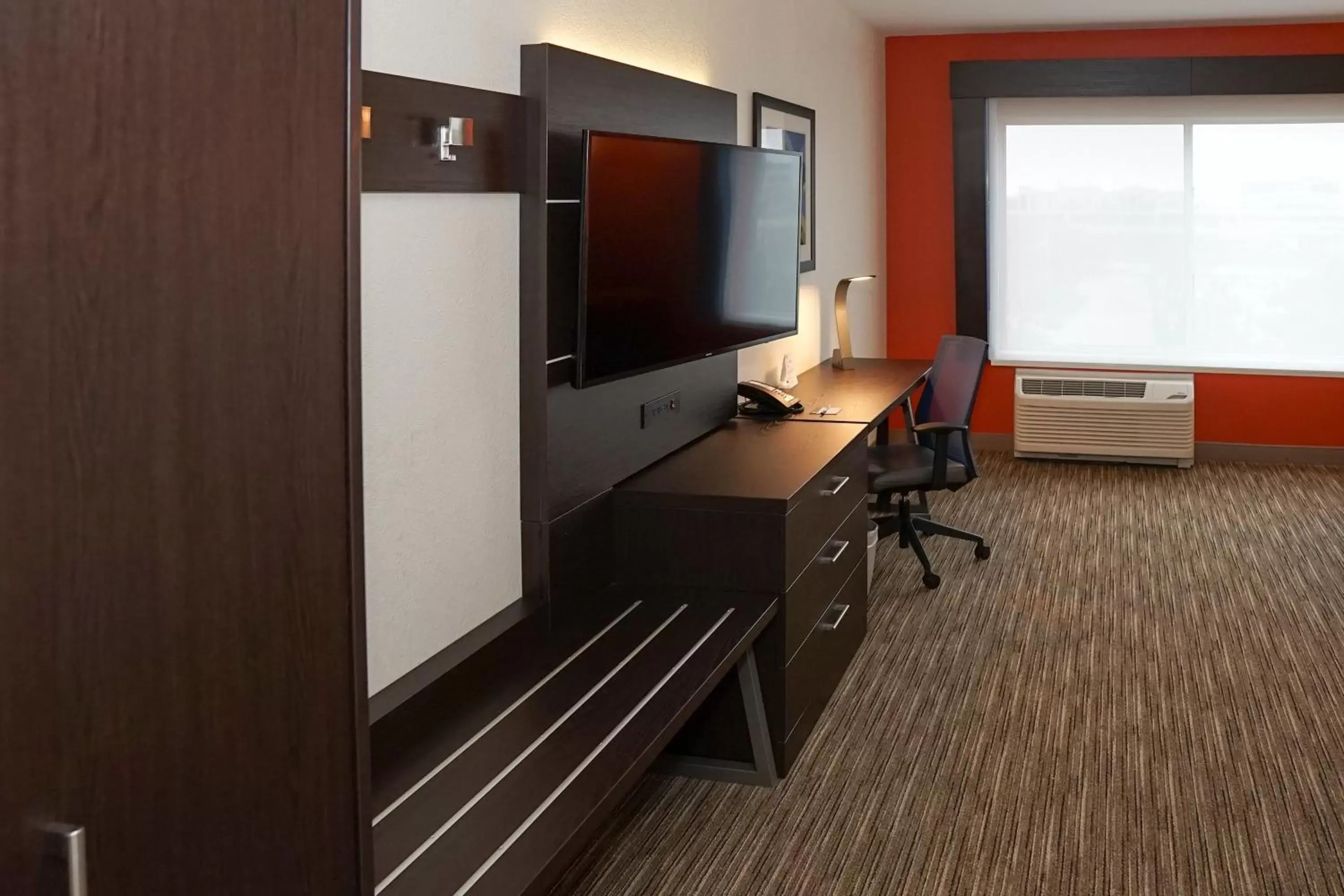 Photo of the whole room, TV/Entertainment Center in Holiday Inn Express & Suites - Aurora Medical Campus, an IHG Hotel