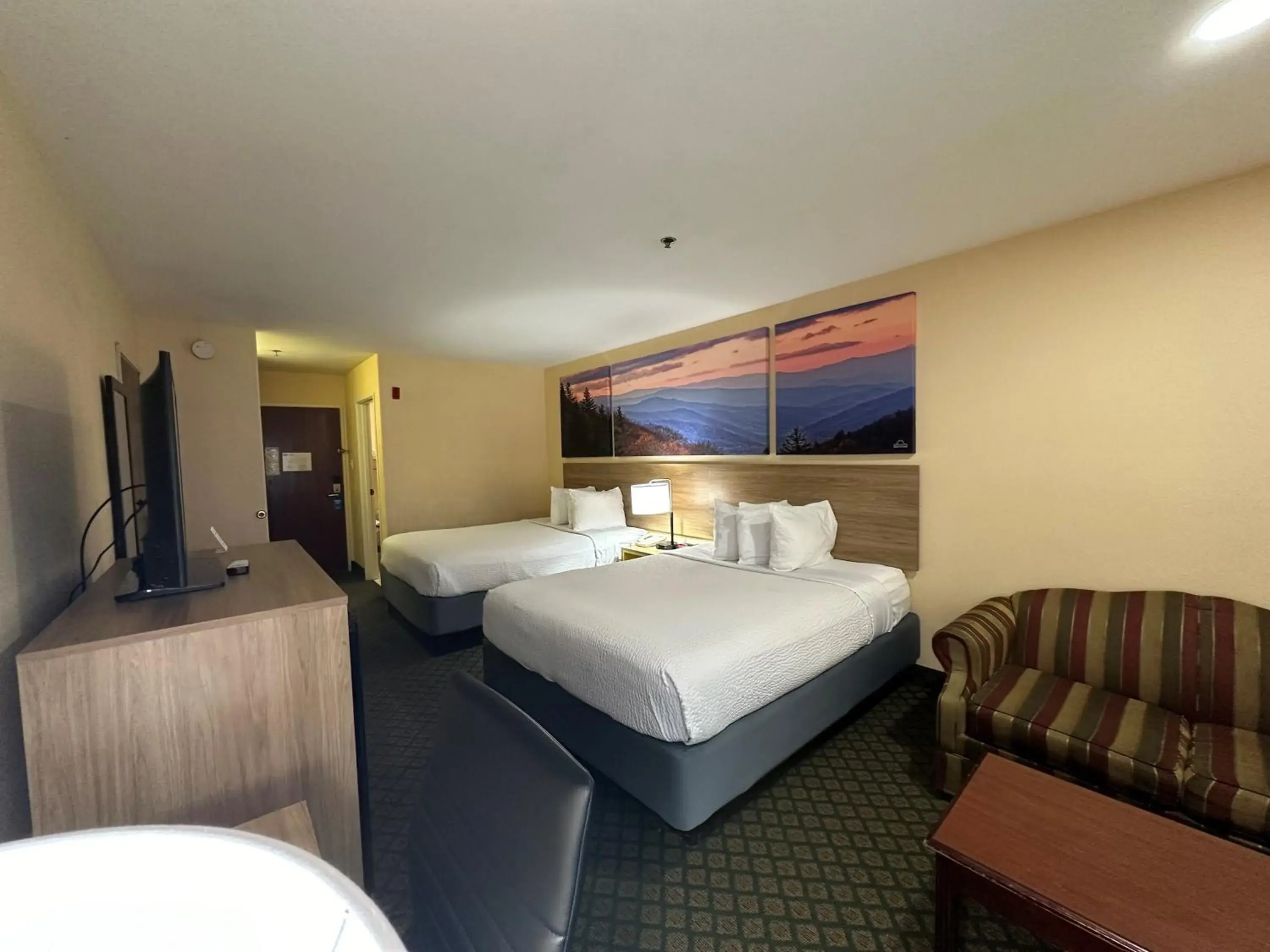Bedroom, Bed in Days Inn & Suites by Wyndham Eunice