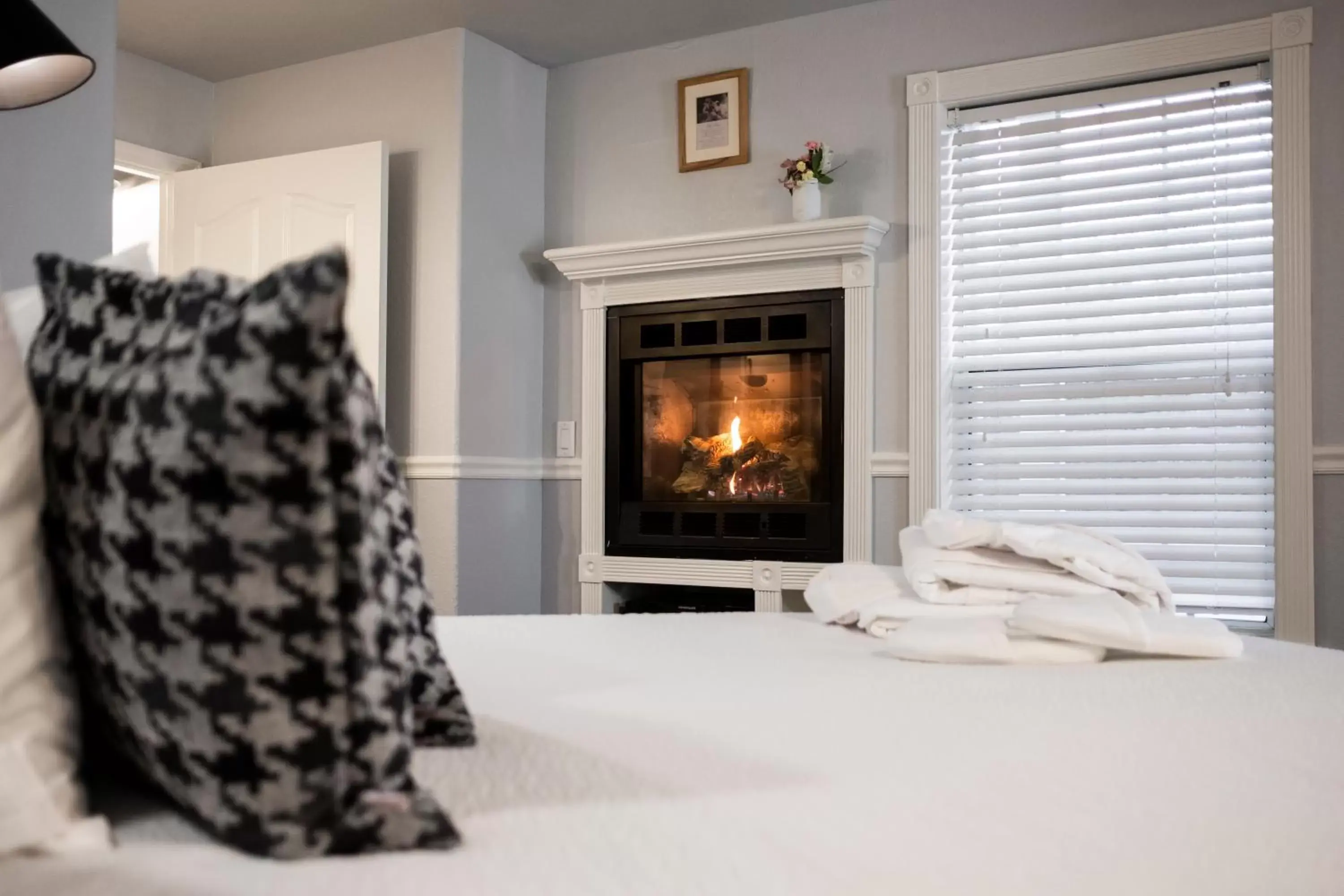 Decorative detail, Bed in Hounds Tooth Inn