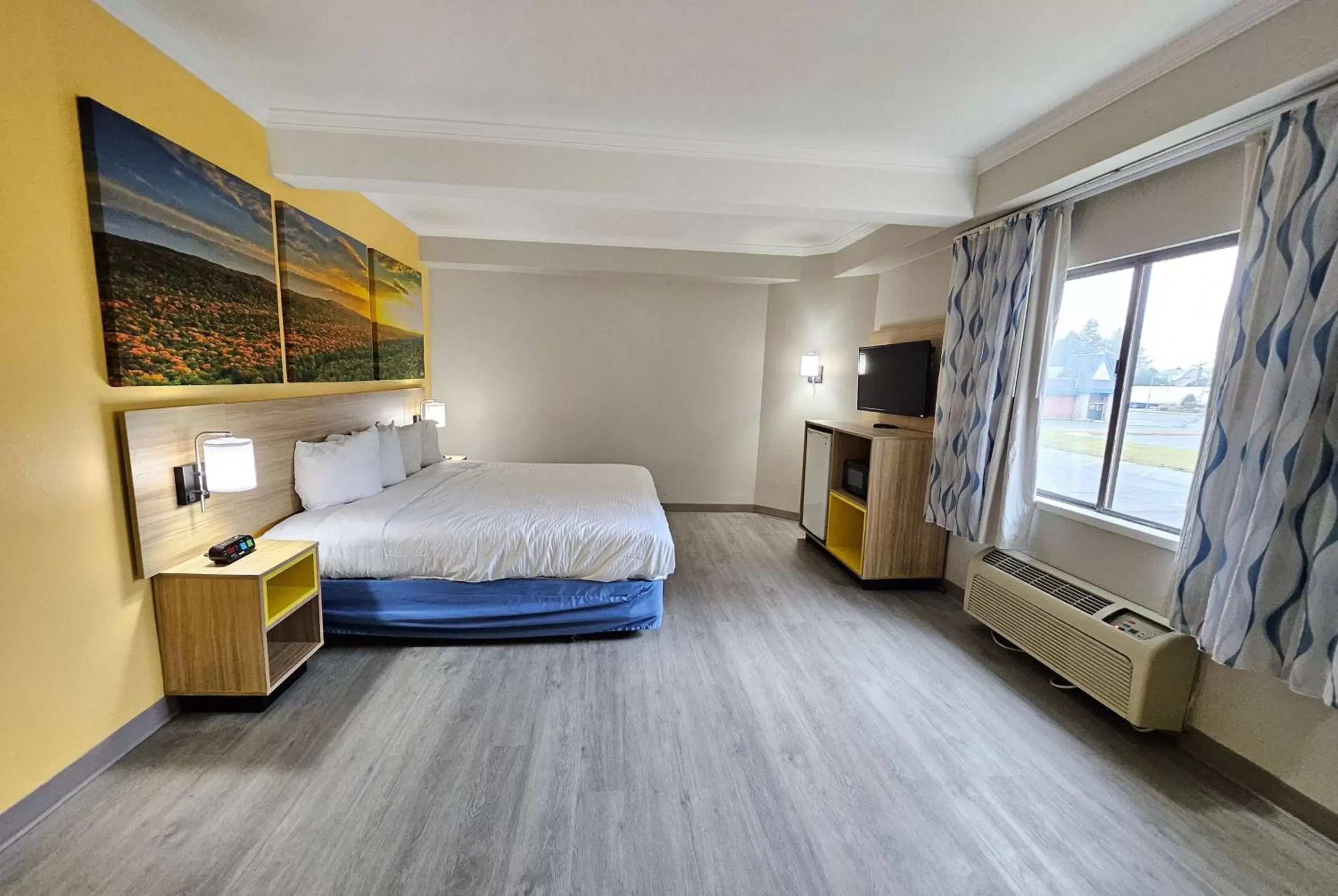 Photo of the whole room, Bed in Days Inn by Wyndham Berlin Meriden