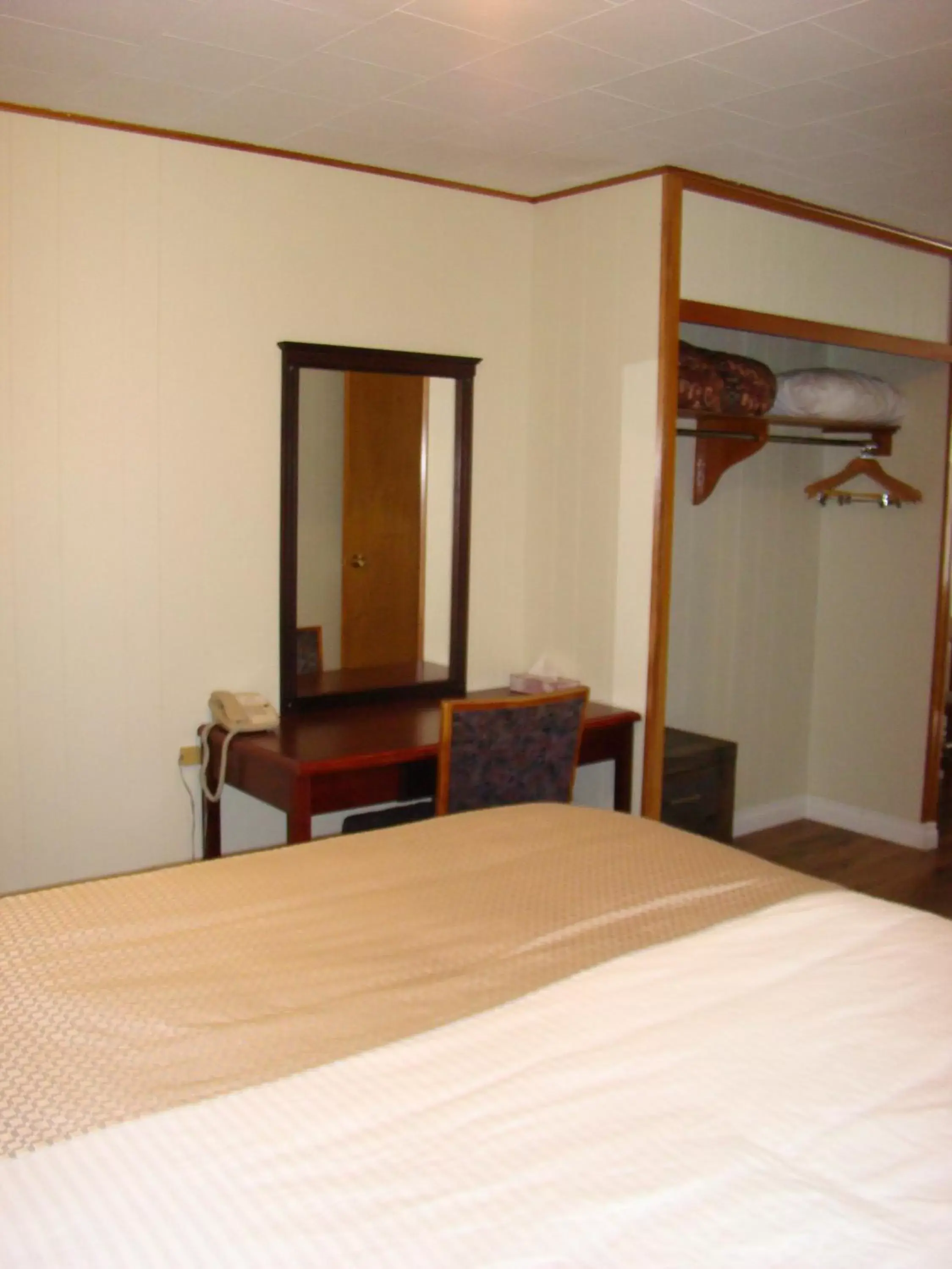 Bedroom, Bed in Paddock Inn