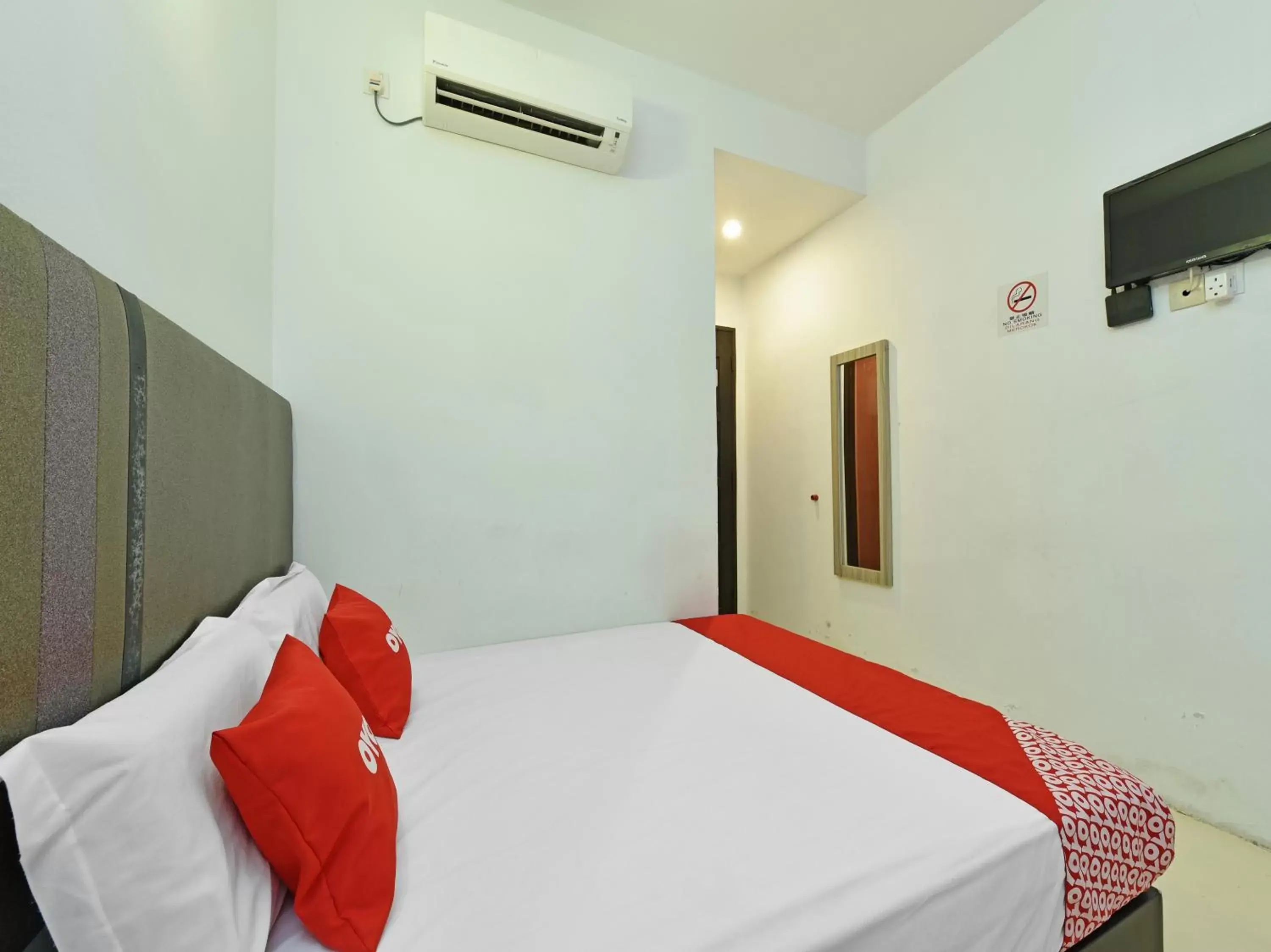 Bedroom, Bed in Super OYO Capital O 90556 Hotel Cherita Rooms