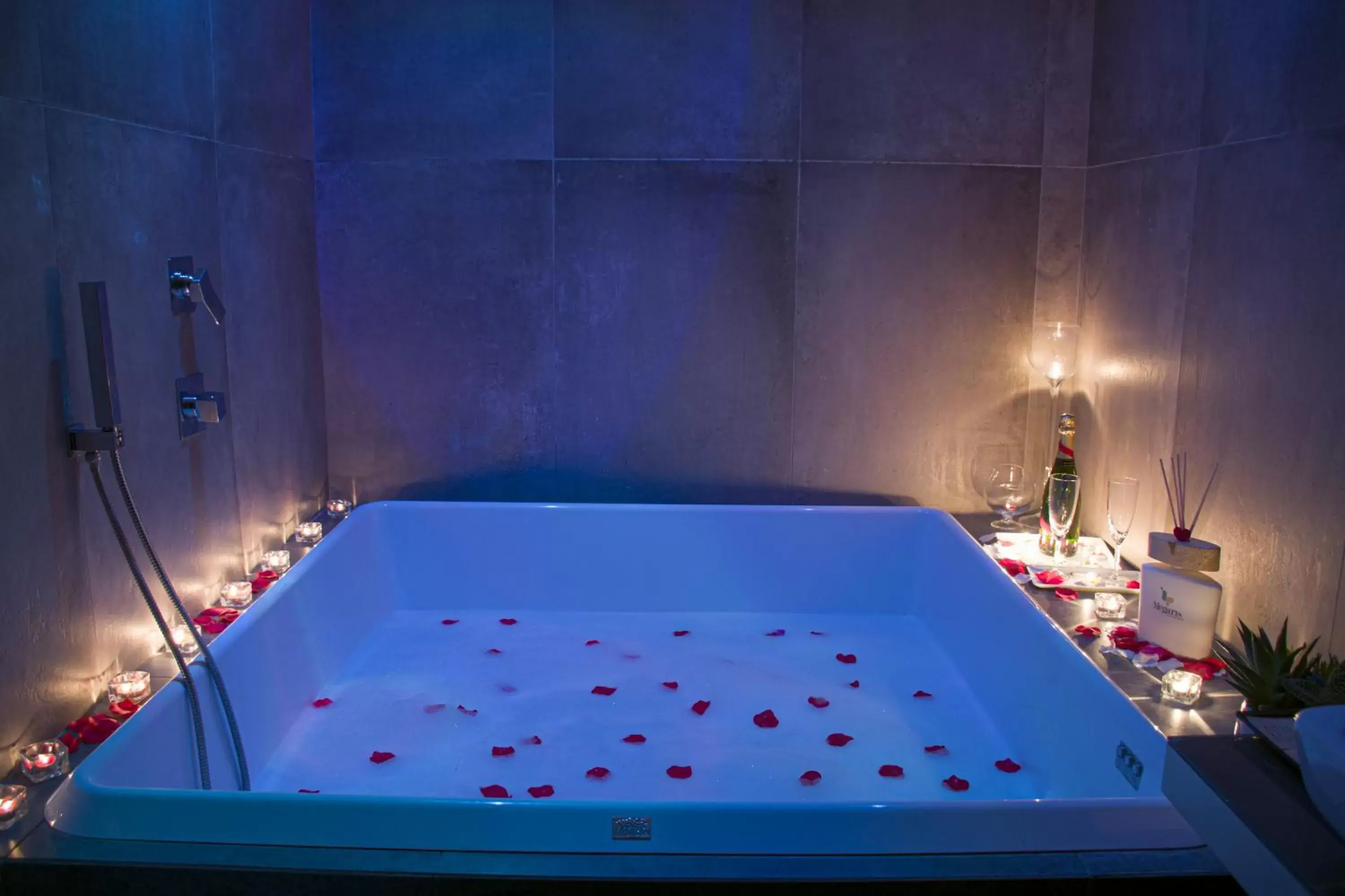 Hot Tub in Megaris Luxury Suite Rooms