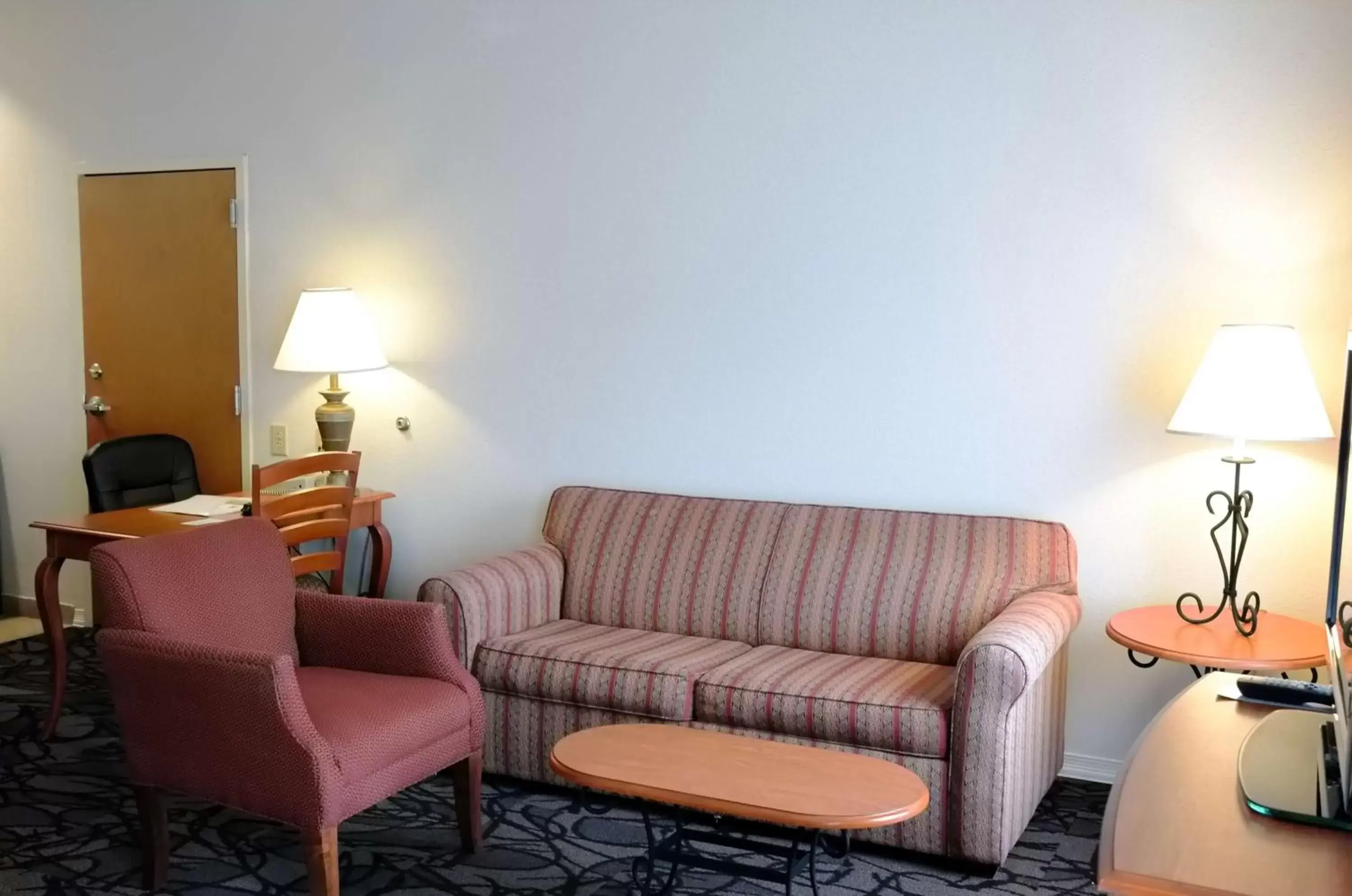 Living room, Seating Area in Hampton Inn & Suites Birmingham-Pelham - I-65
