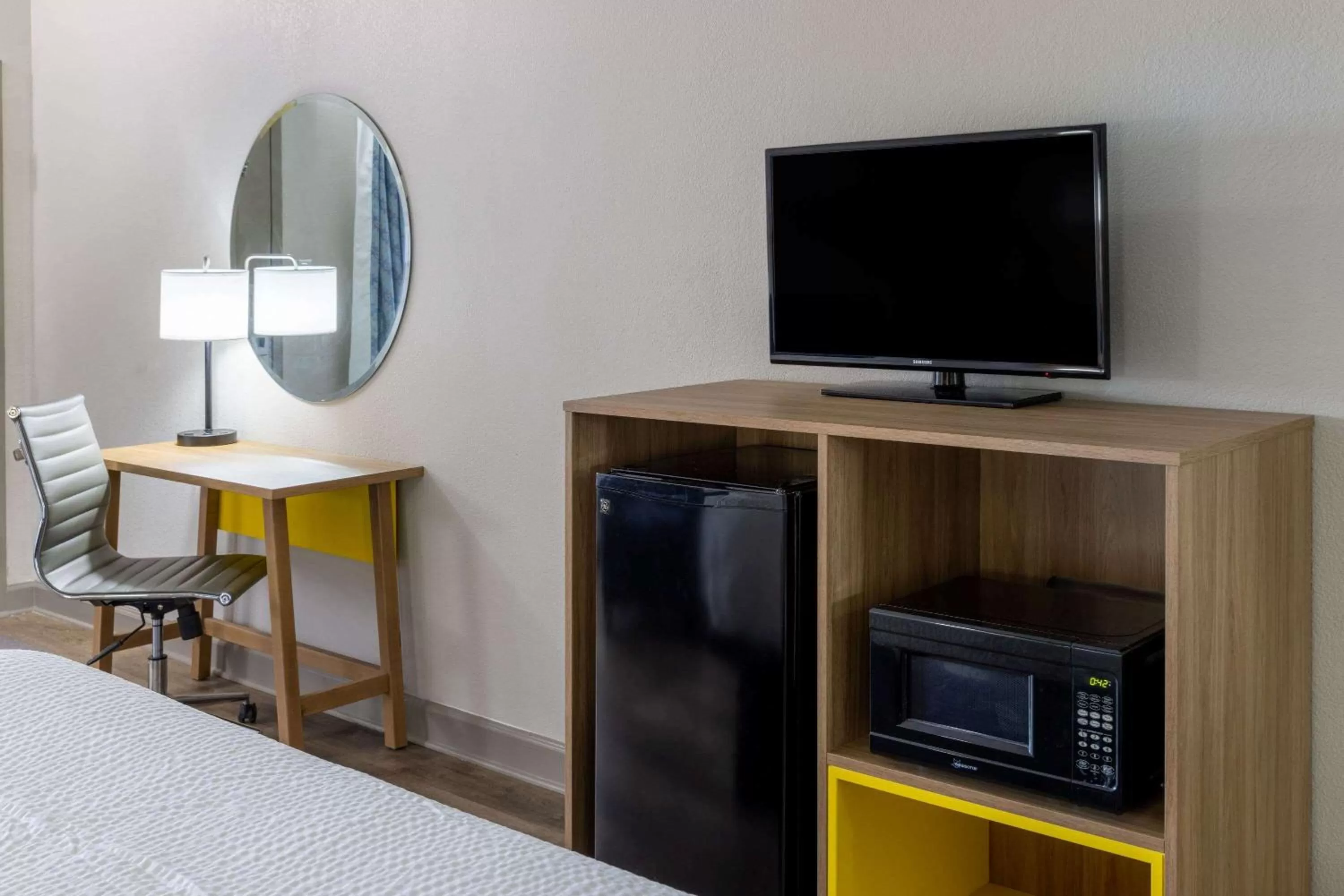 Bedroom, Bed in Days Inn by Wyndham Jackson