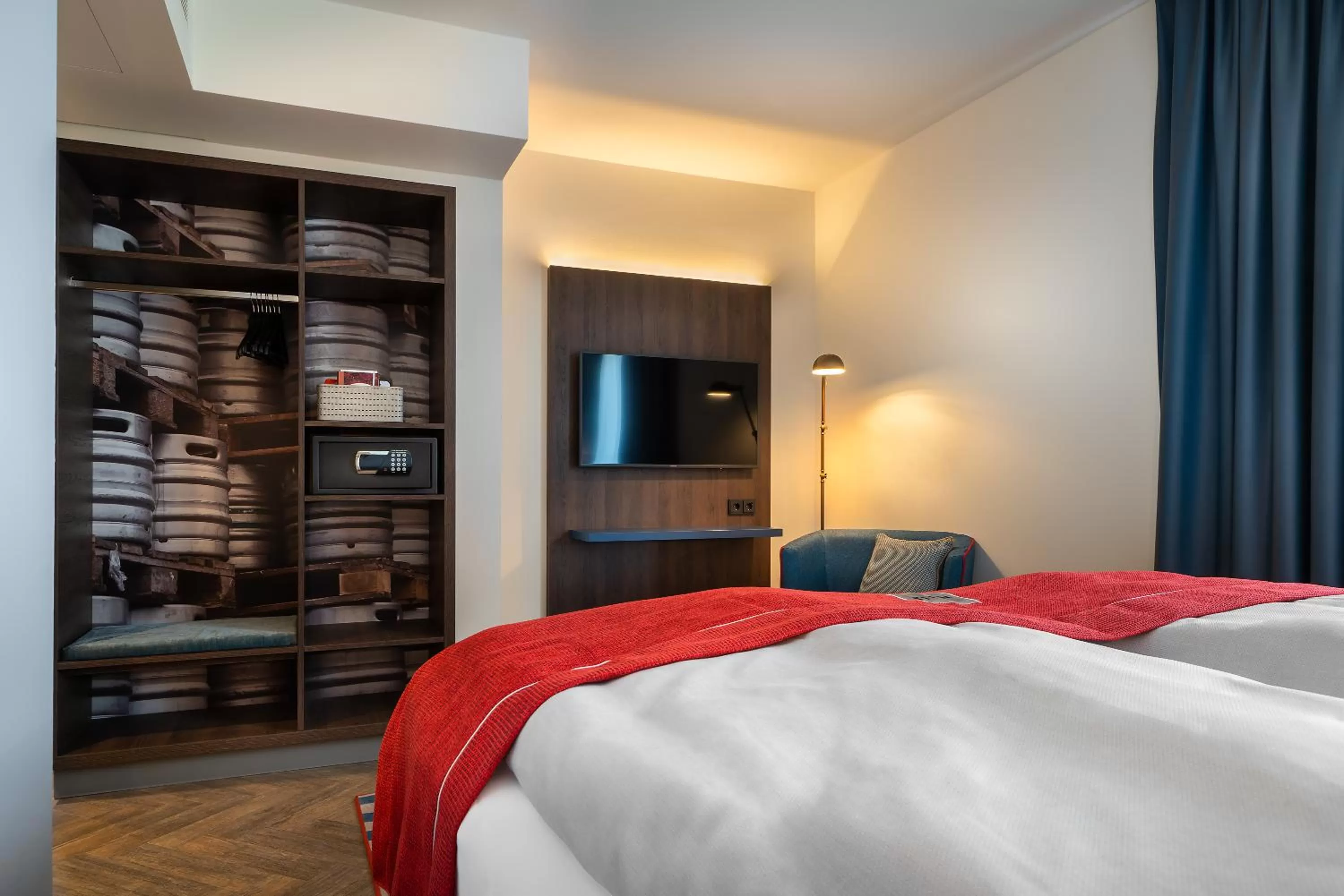 Photo of the whole room, Bed in Holiday Inn - the niu, Keg Hamburg Ost by IHG