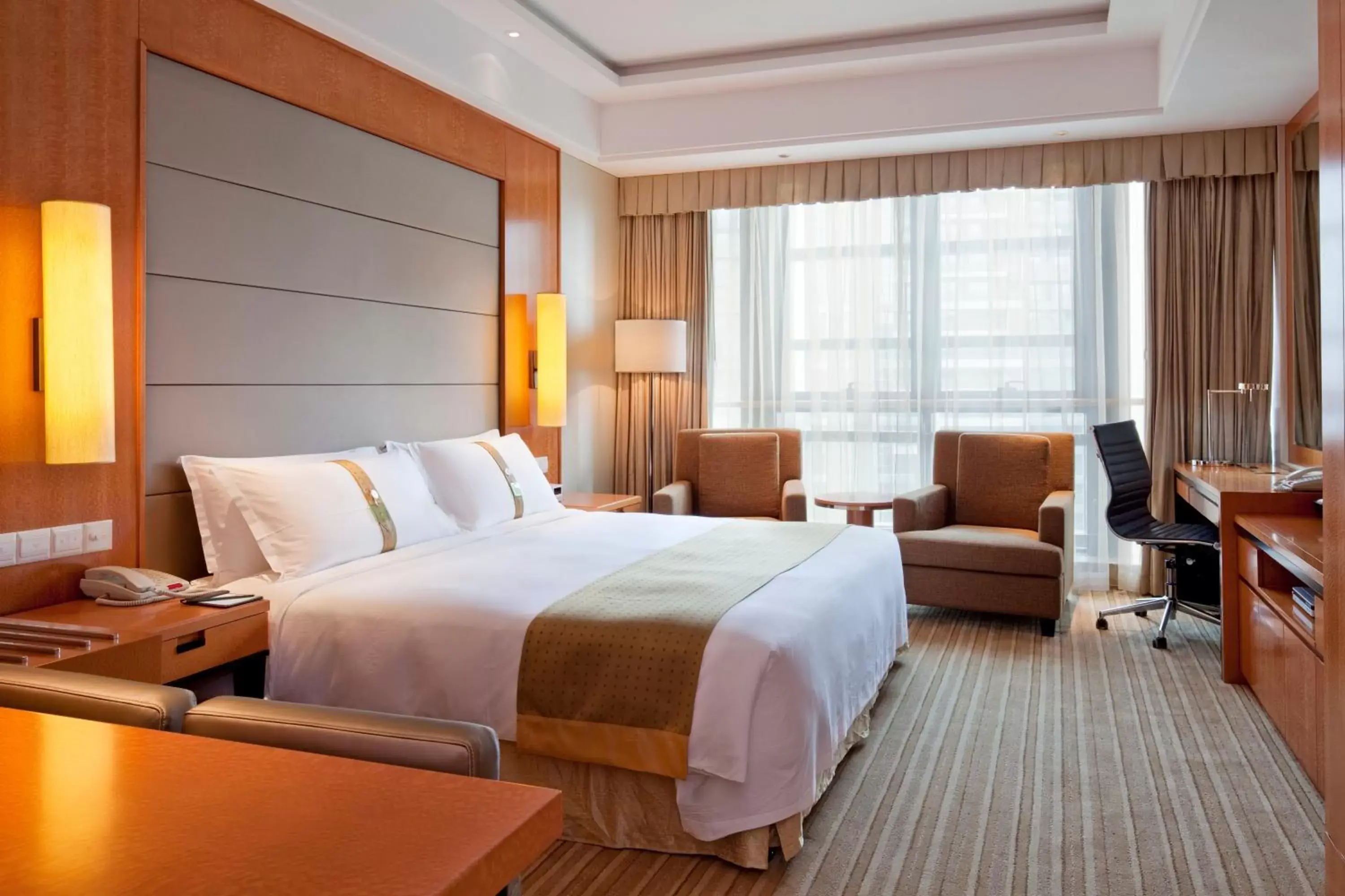 Photo of the whole room, Bed in Holiday Inn Hangzhou CBD, an IHG Hotel