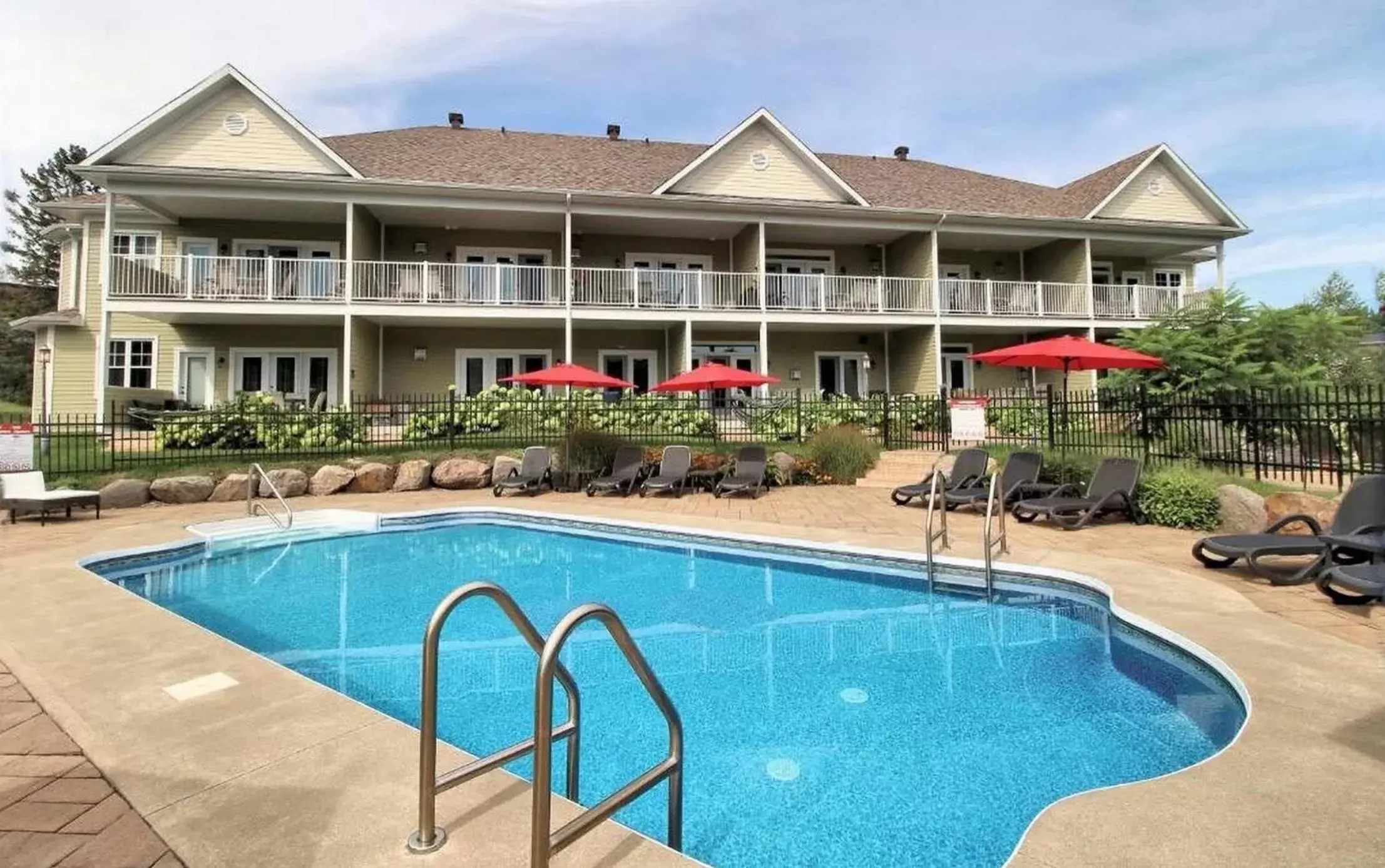 Swimming pool, Property Building in Le Champlain Condo-Hôtel