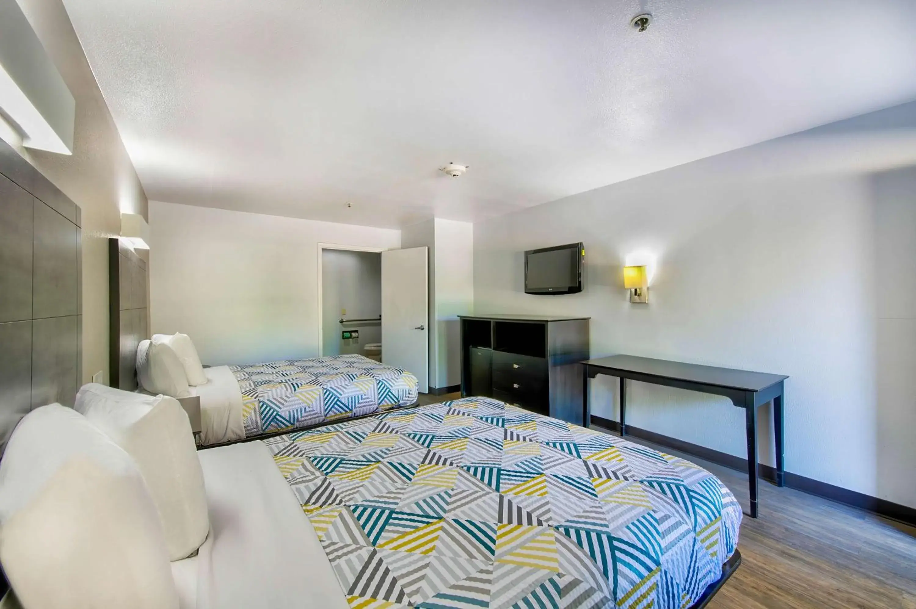 Bedroom, Bed in Motel 6-Arlington, TX