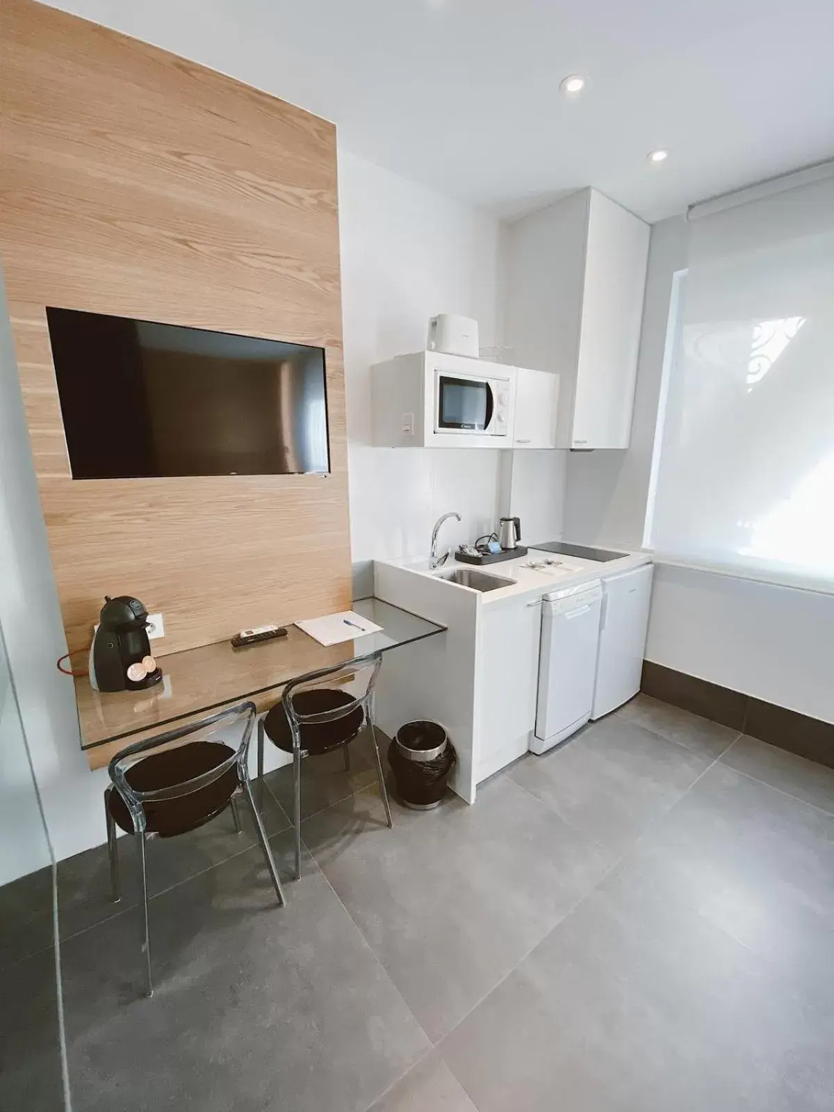 Kitchen or kitchenette, TV/Entertainment Center in Salamanca Suites Libertad