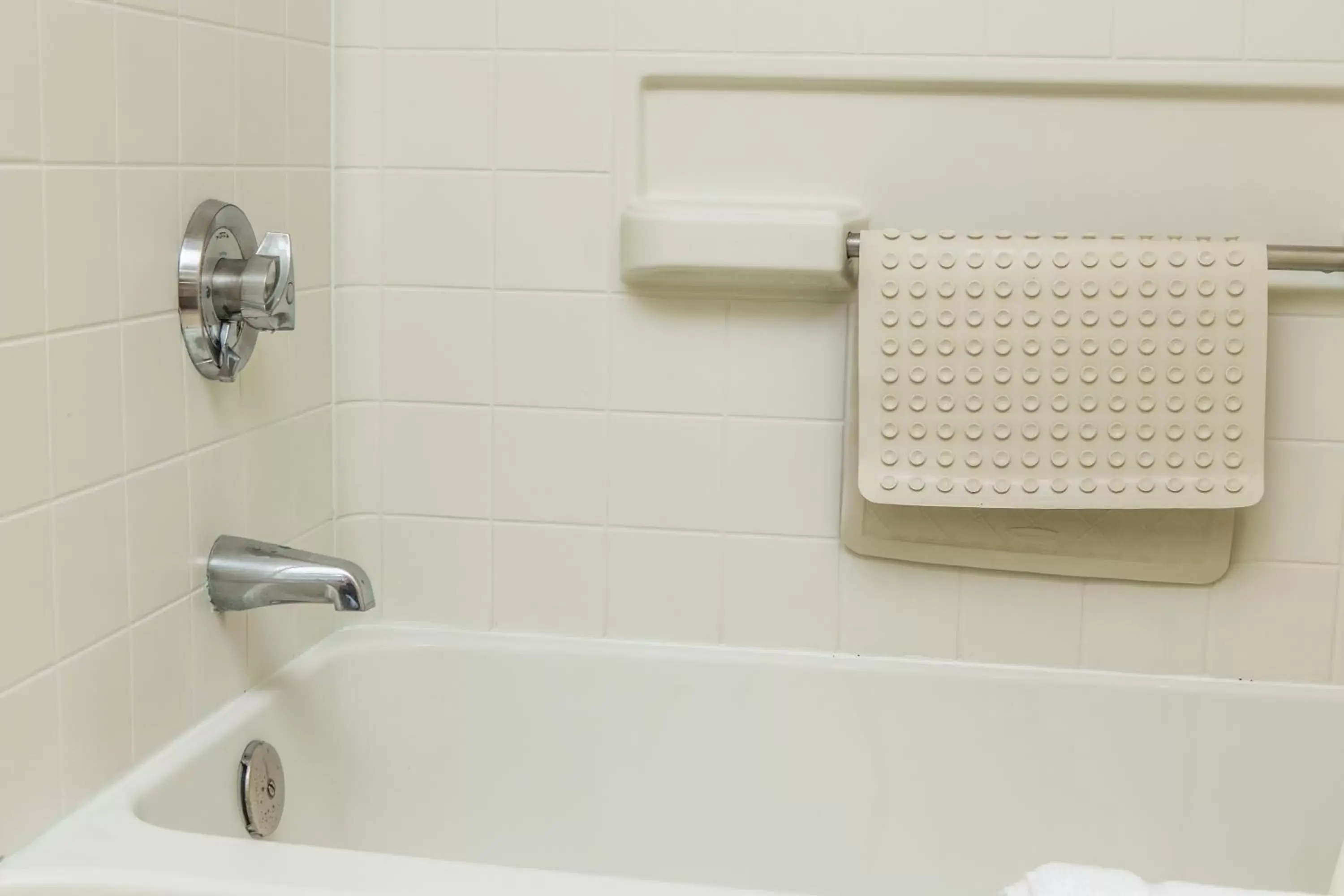 Shower, Bathroom in Pelican Inn