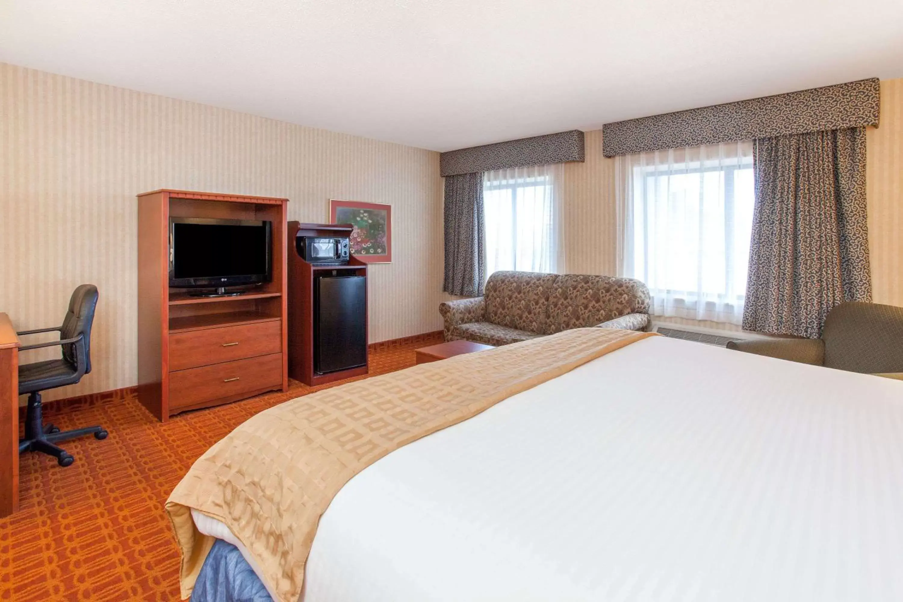 Photo of the whole room, Bed in Baymont by Wyndham Detroit/Roseville