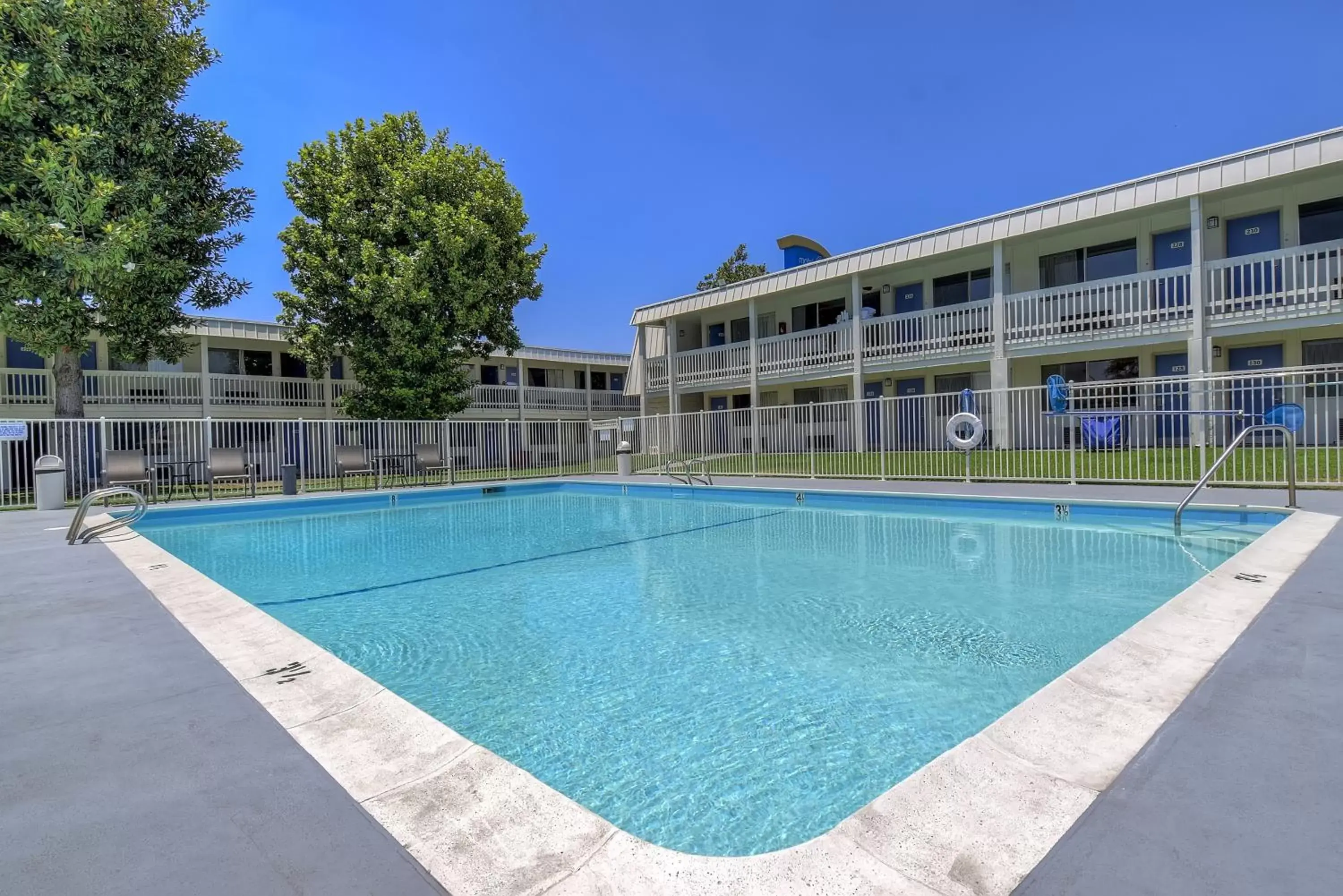 Property building, Swimming Pool in Motel 6-Claremont, CA