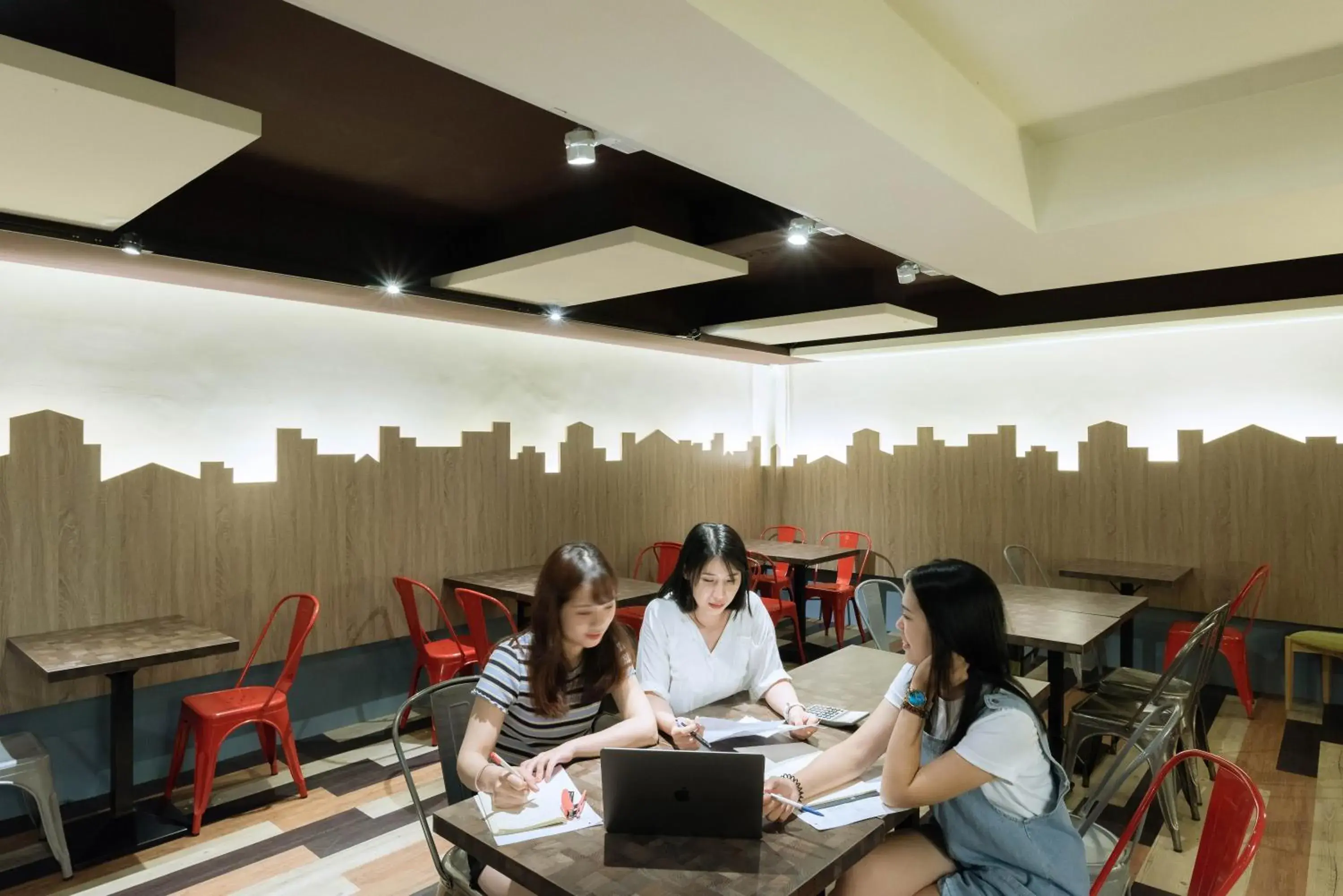 Library in Uno Backpackers Inn Library in Uno Backpackers Inn