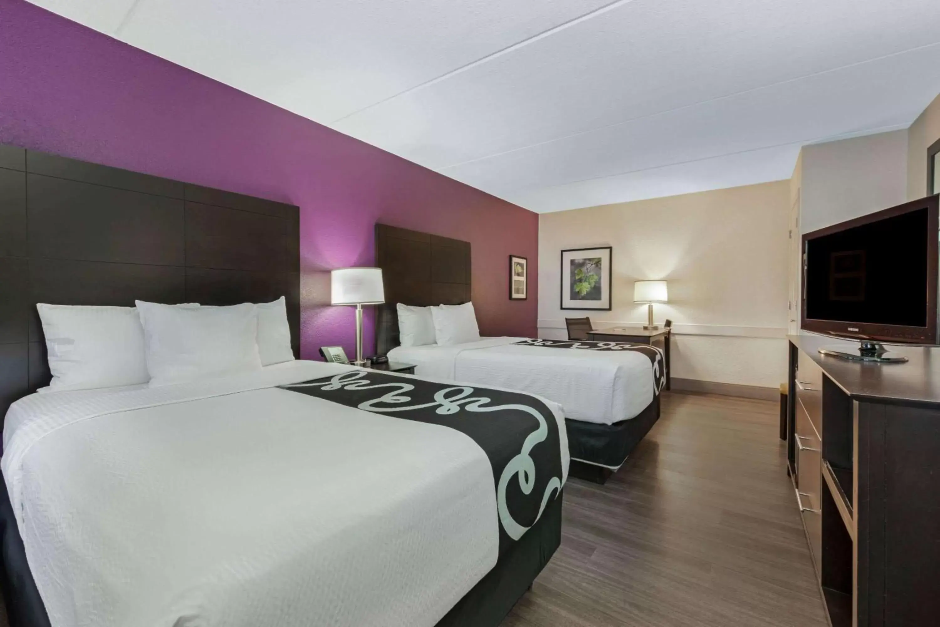 Photo of the whole room, Bed in La Quinta Inn by Wyndham Miami Airport North