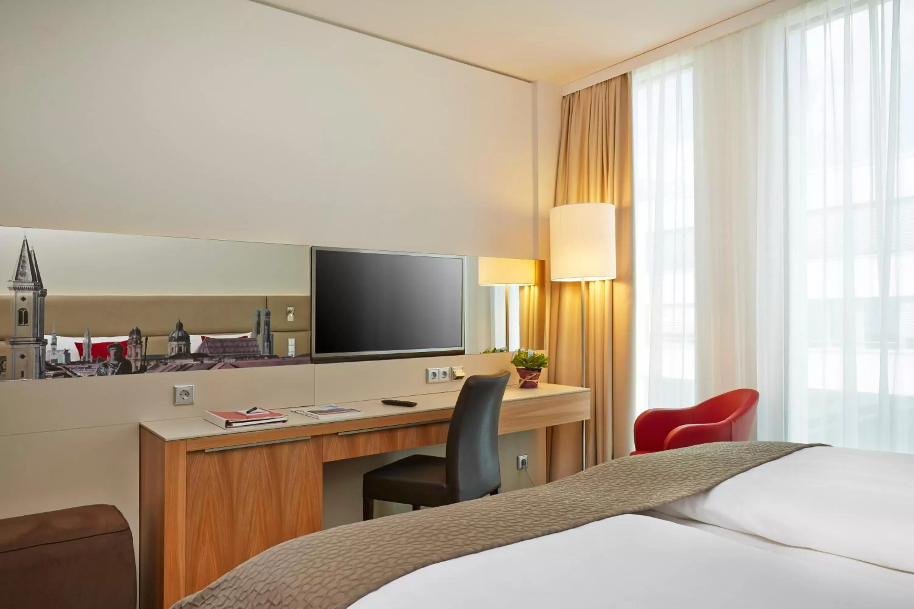 Photo of the whole room, TV/Entertainment Center in H4 Hotel München Messe