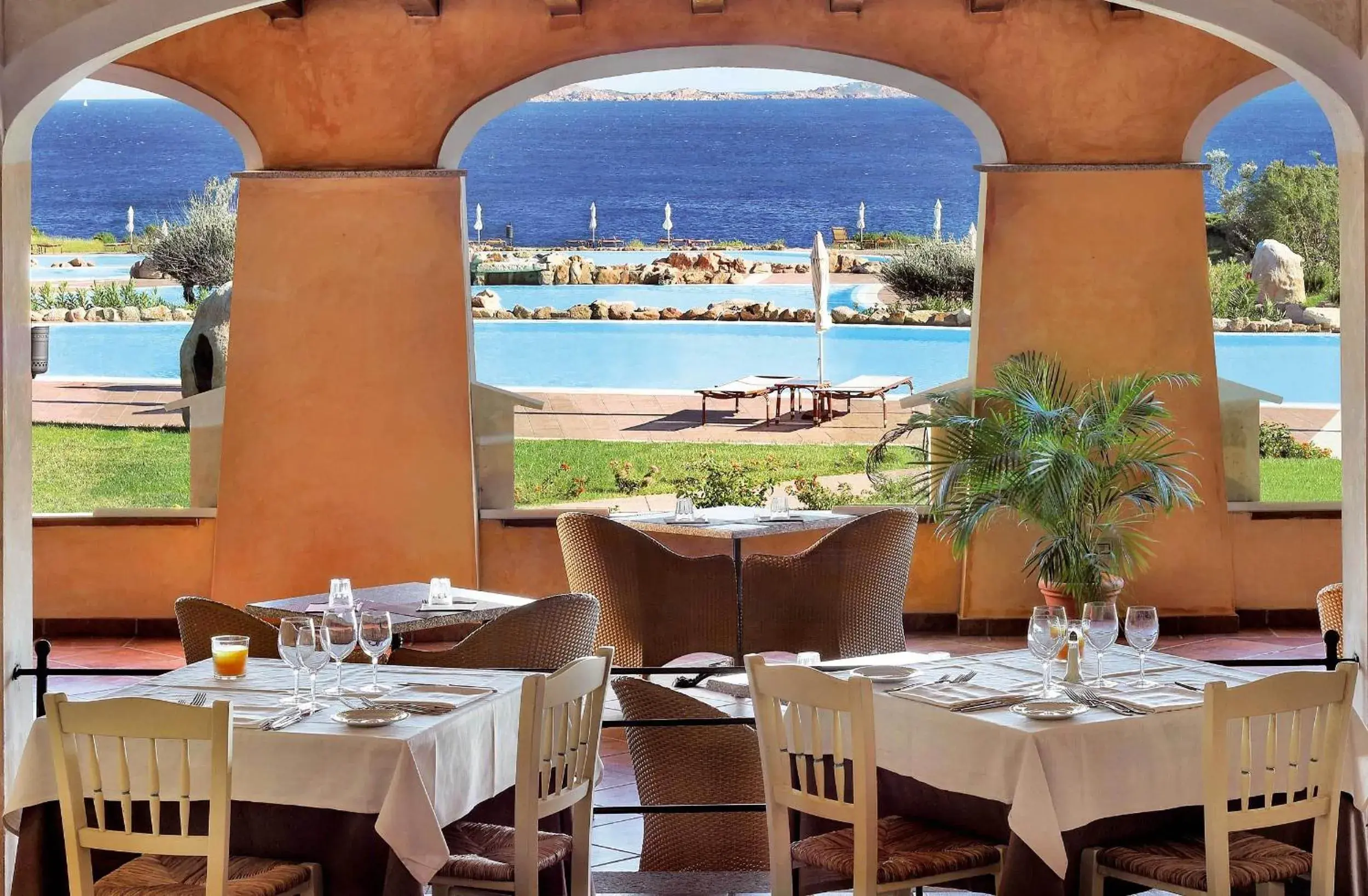 Restaurant/Places to Eat in Colonna Resort