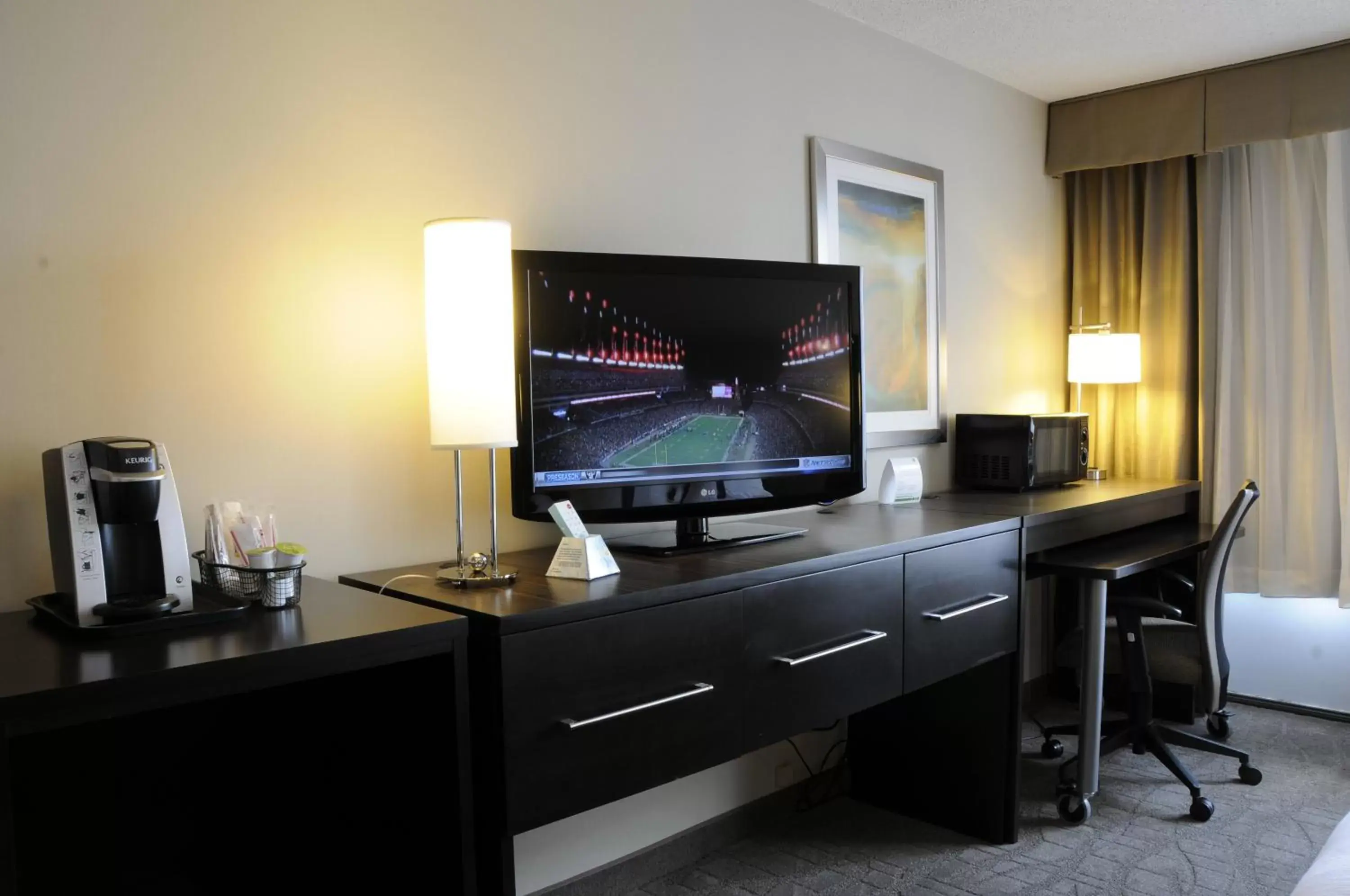 Photo of the whole room, TV/Entertainment Center in Holiday Inn Columbia East-Jessup, an IHG Hotel