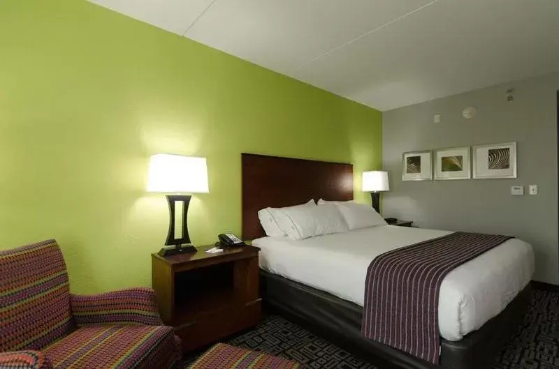 Bed in Holiday Inn Express Hickory - Hickory Mart, an IHG Hotel