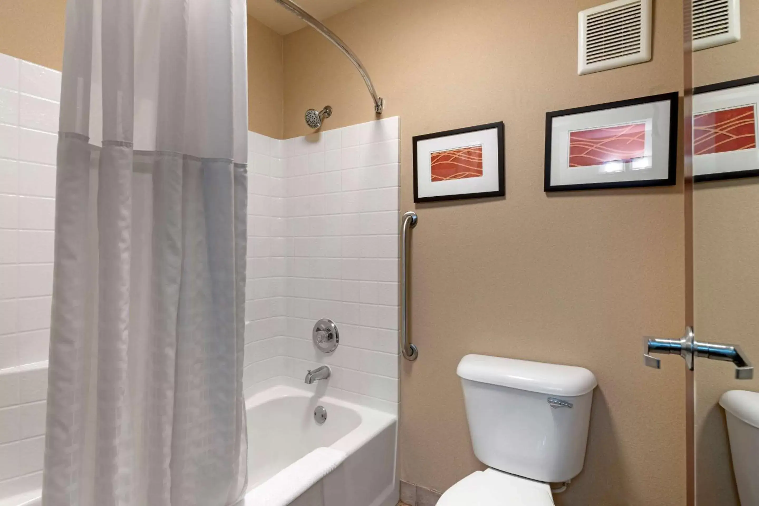 Bathroom in Comfort Inn & Suites Salem