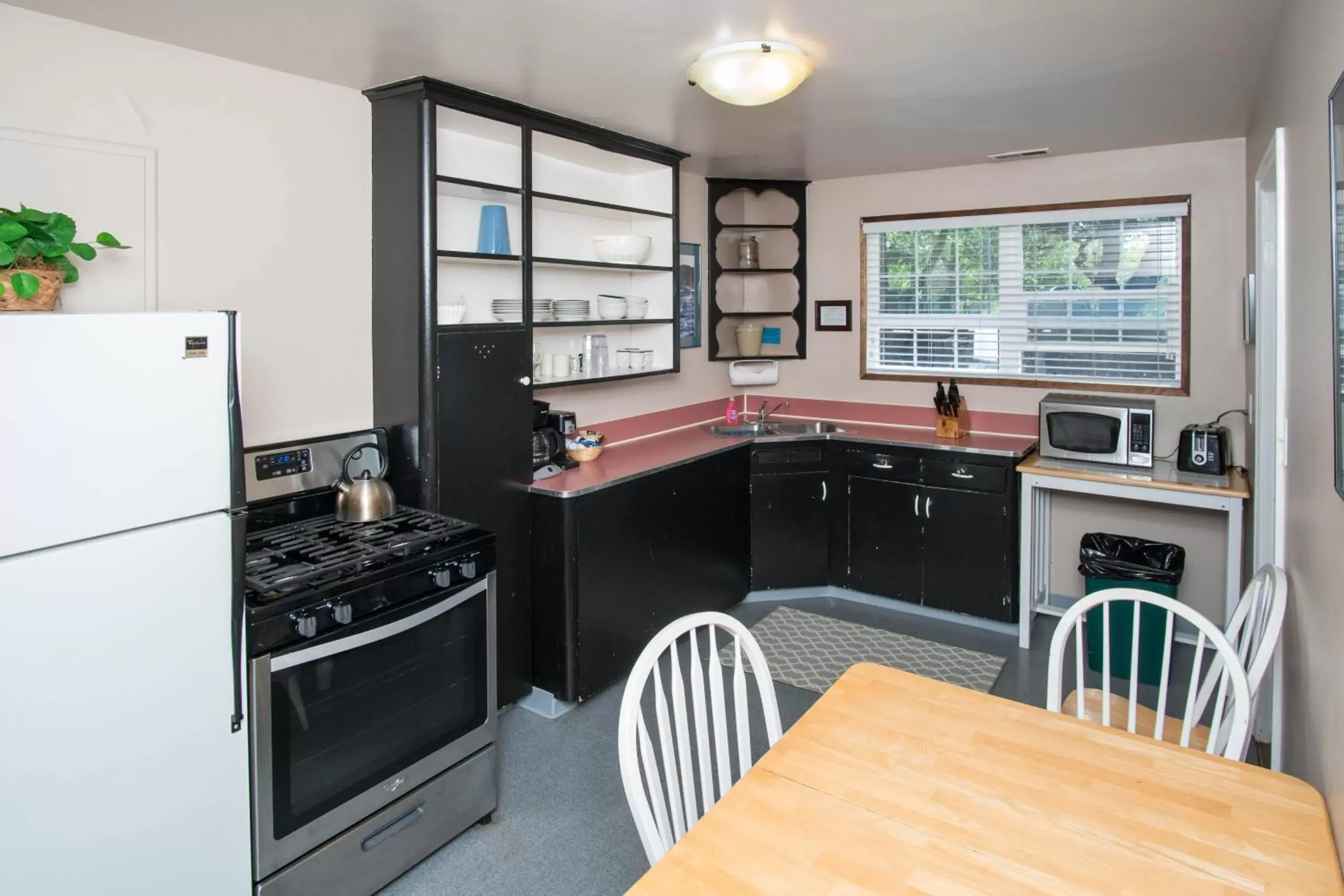 Kitchen/Kitchenette in Ecola Creek Lodge