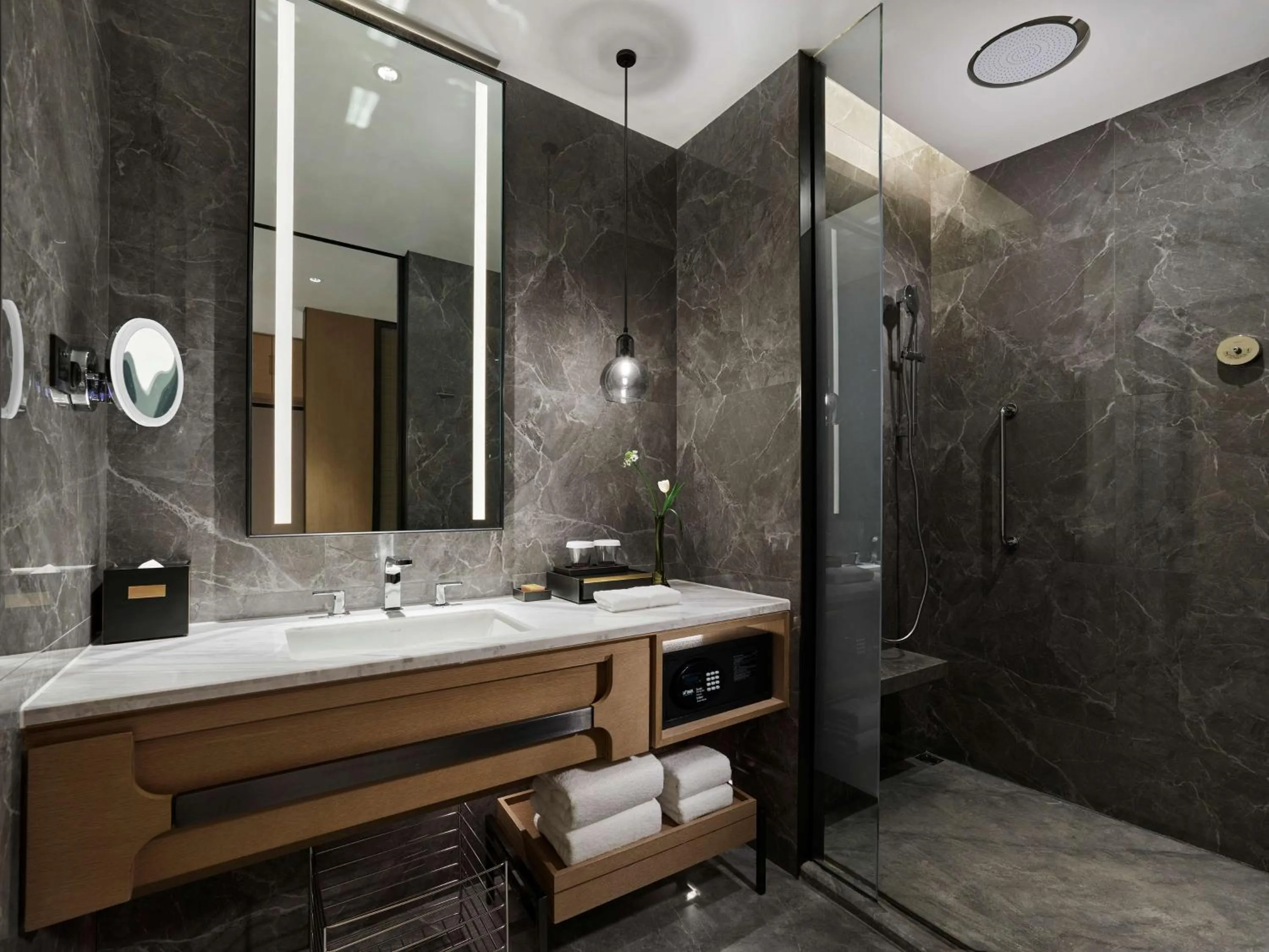 Bathroom in DoubleTree by Hilton Chengdu Riverside - Close to Panda Base and Chengdu East Railway
