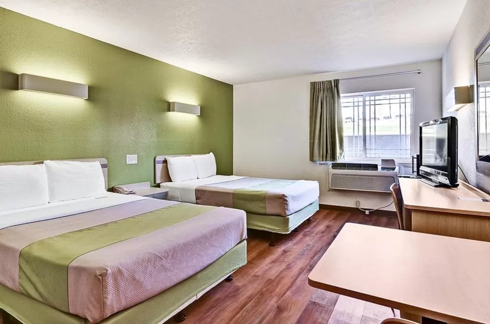 Bed in Economy Inn Pittsburgh Airport