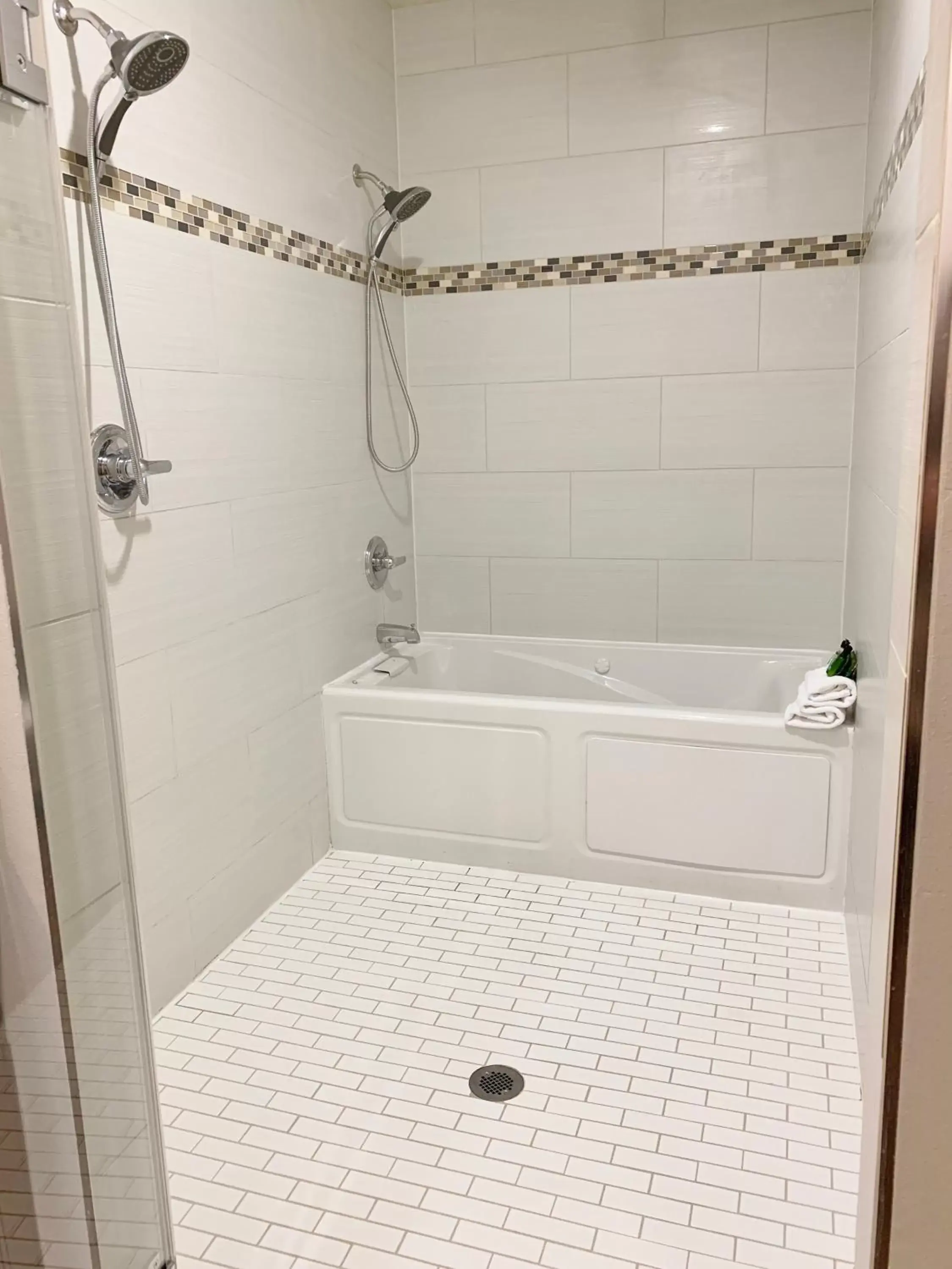 Shower, Bathroom in Redac Gateway Hotel Torrance