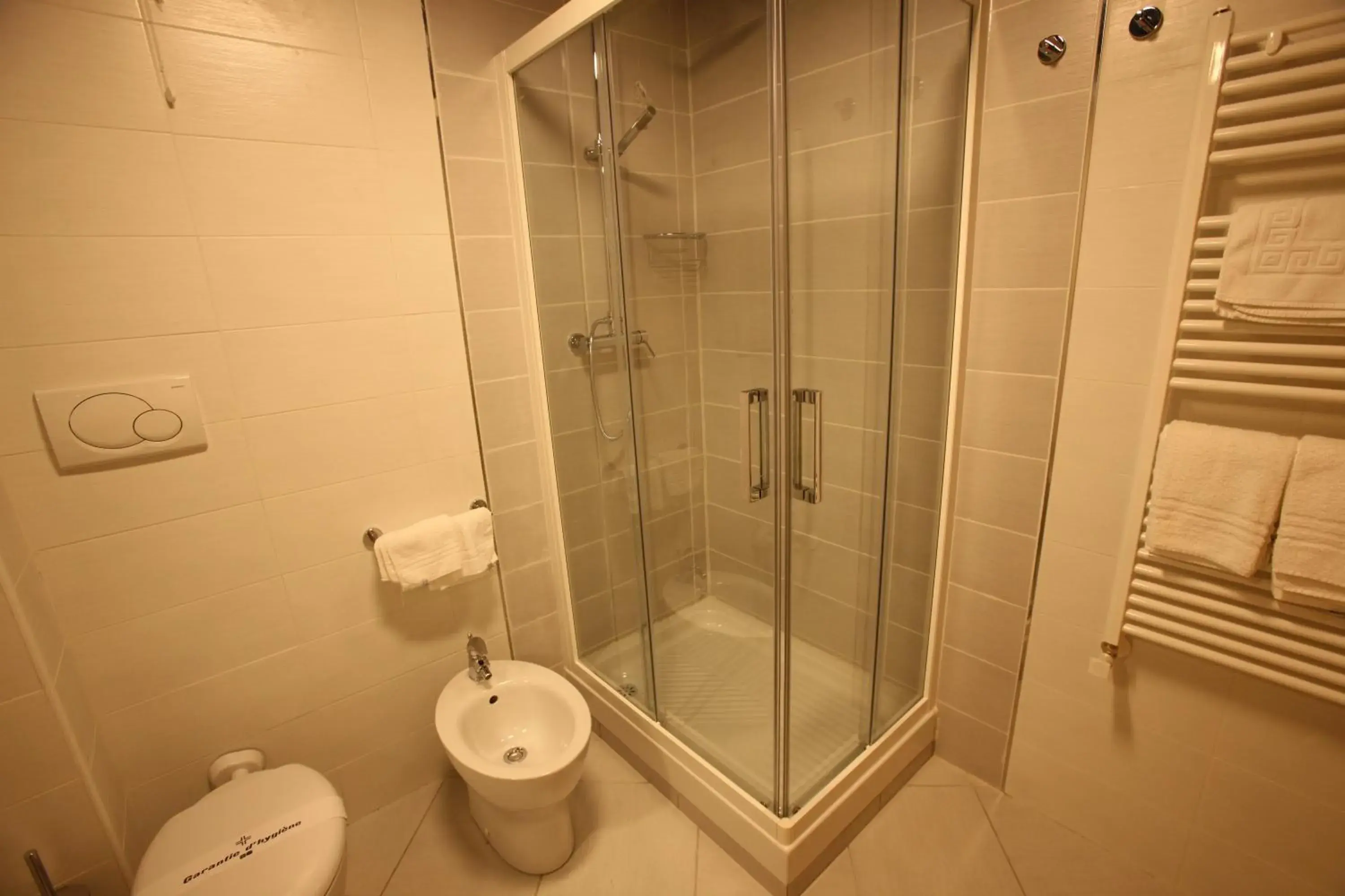 Shower, Bathroom in Hotel Sole