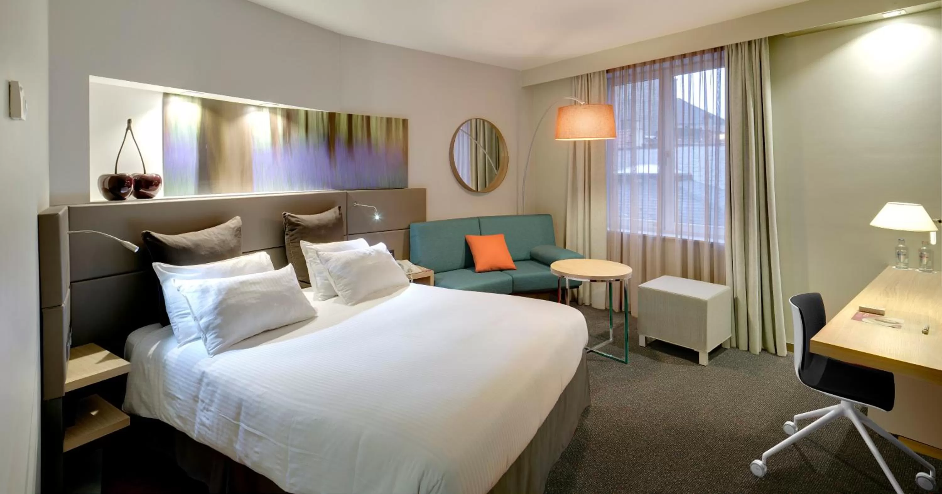 Photo of the whole room, Bed in Crowne Plaza Hotel Brugge by IHG