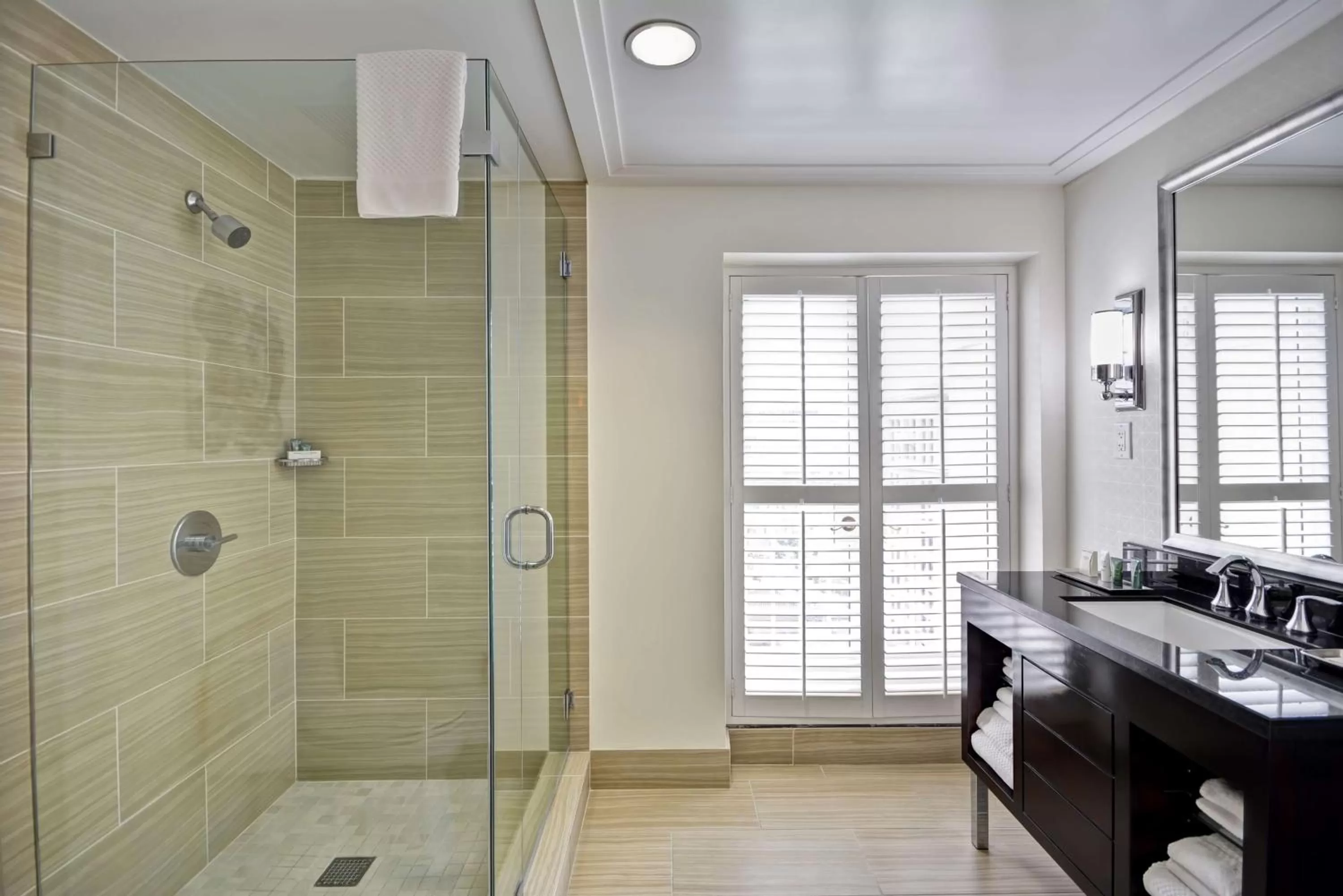 Bathroom in Hilton Checkers Los Angeles