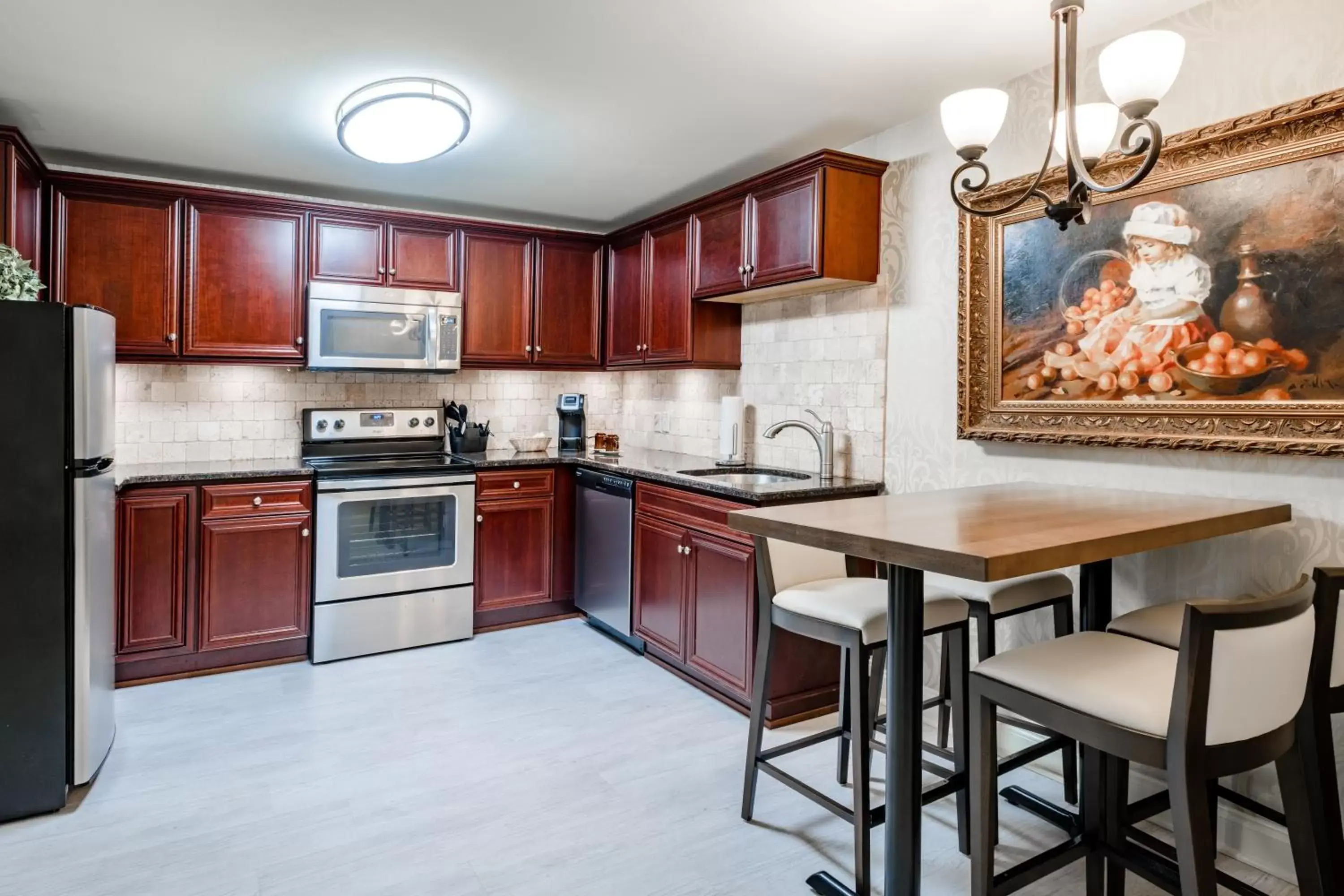 Kitchen or kitchenette, Kitchen/Kitchenette in Red Coach Inn