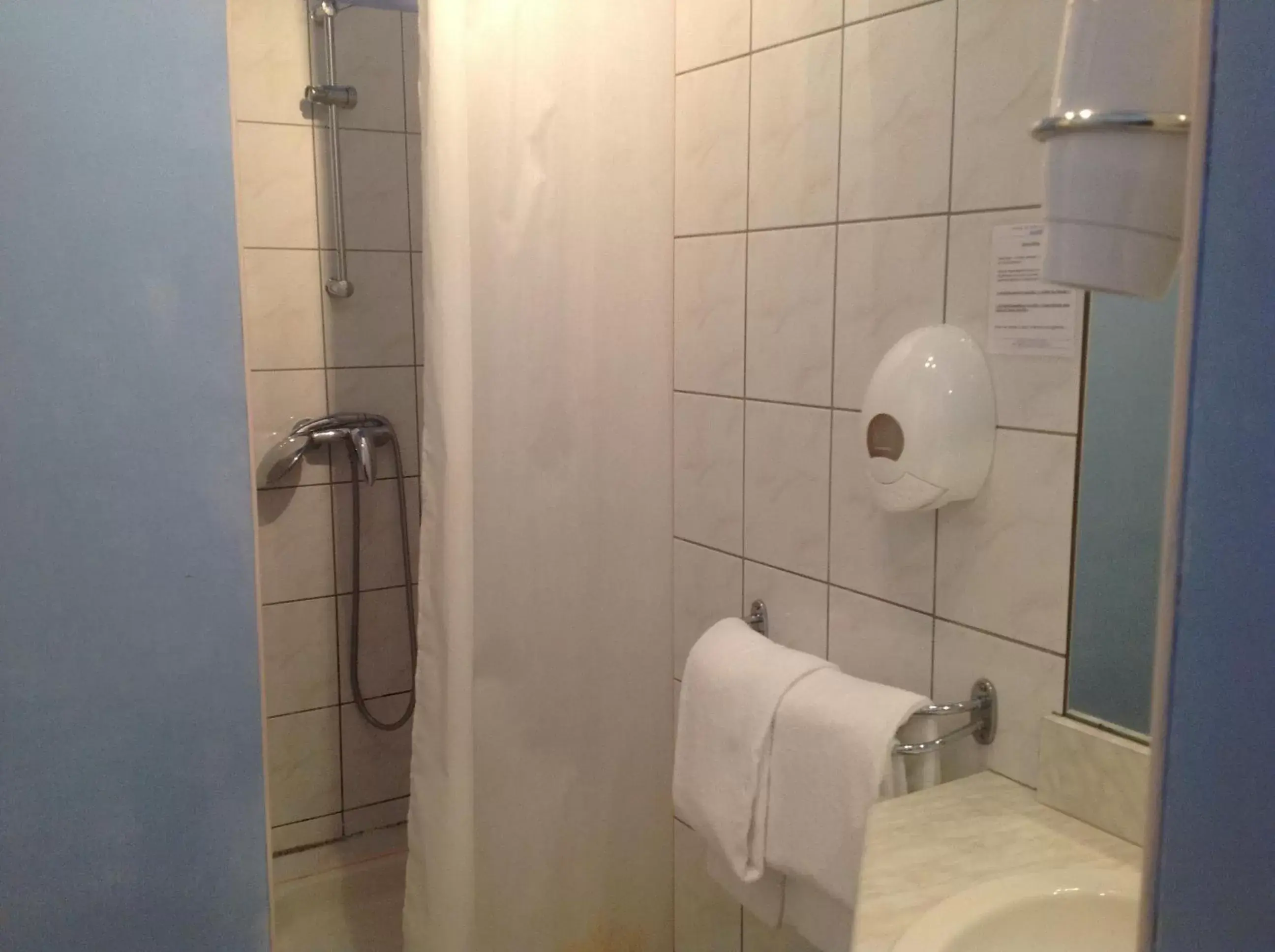 Shower, Bathroom in Hotel Le Bon Laboureur